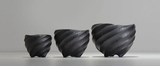 3/27(木)20時より「沖誠」さんの「Spiral」POT、「炭化黒釉・流し掛け銀彩」を発売します。