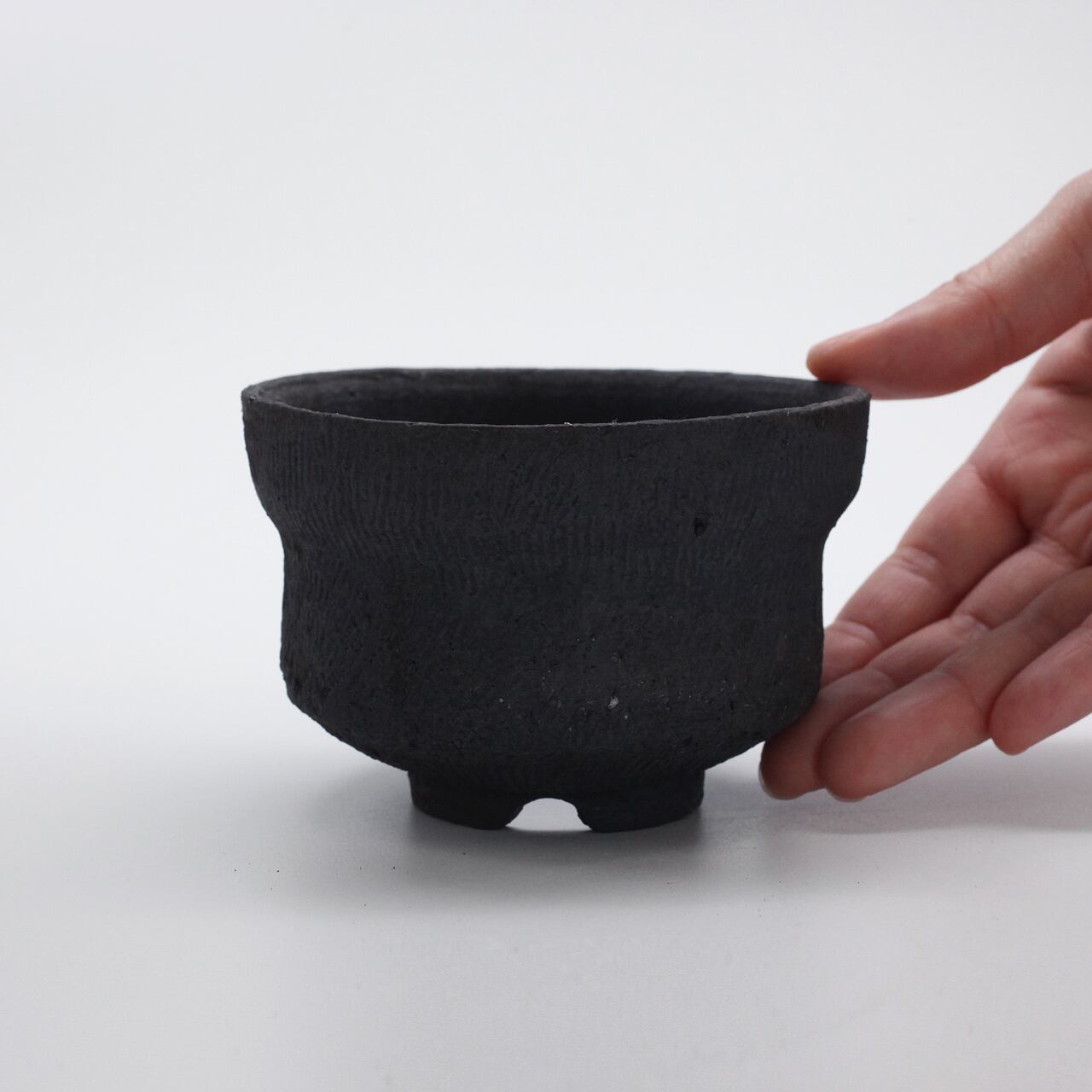 香合 黒倶利 彫刻模 町村勝己 / KUROGOMA - VASE SSサイズ – ハチラボ