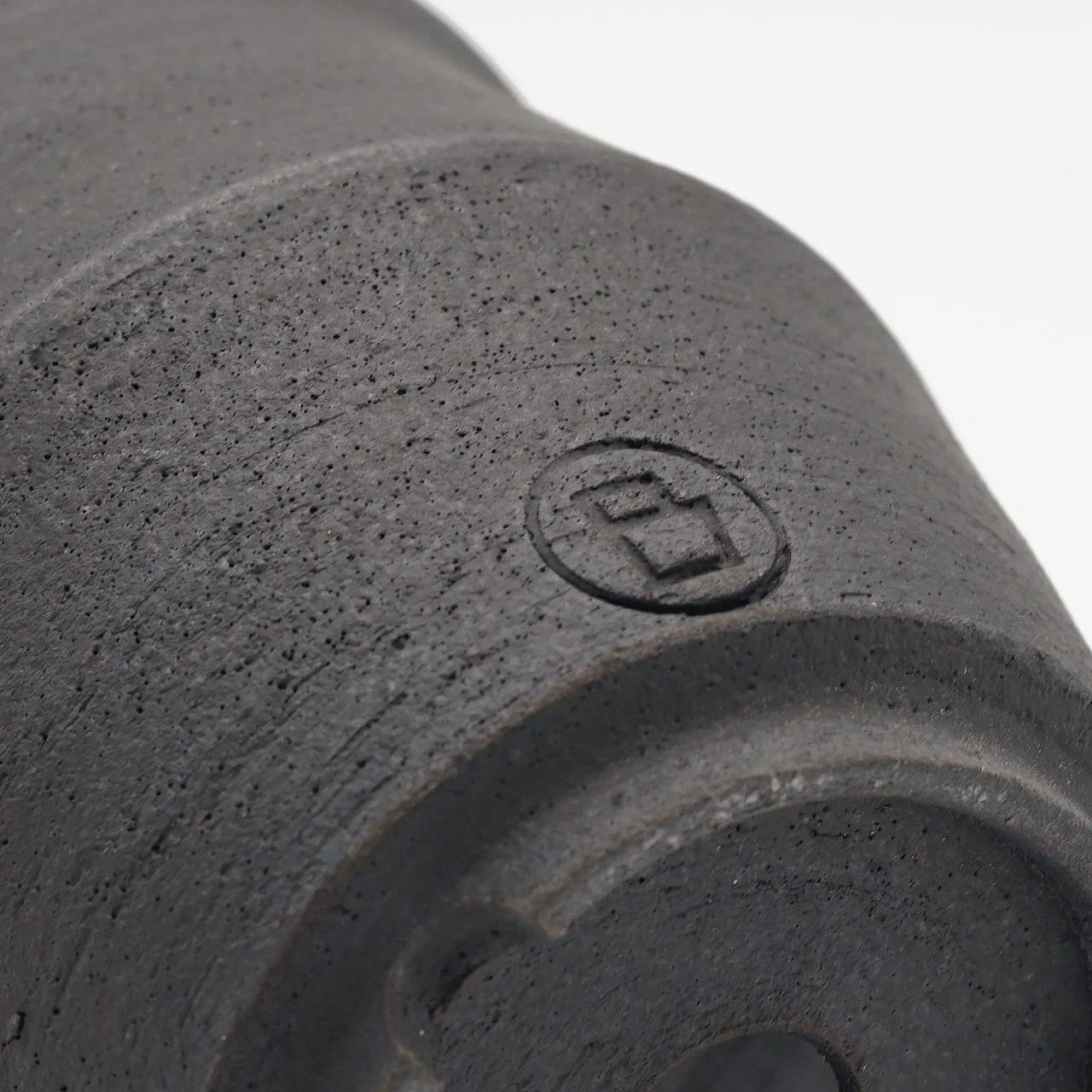 YATAGARASU / 安善 BKM 04 / 約 φ8.3cm / 植木鉢