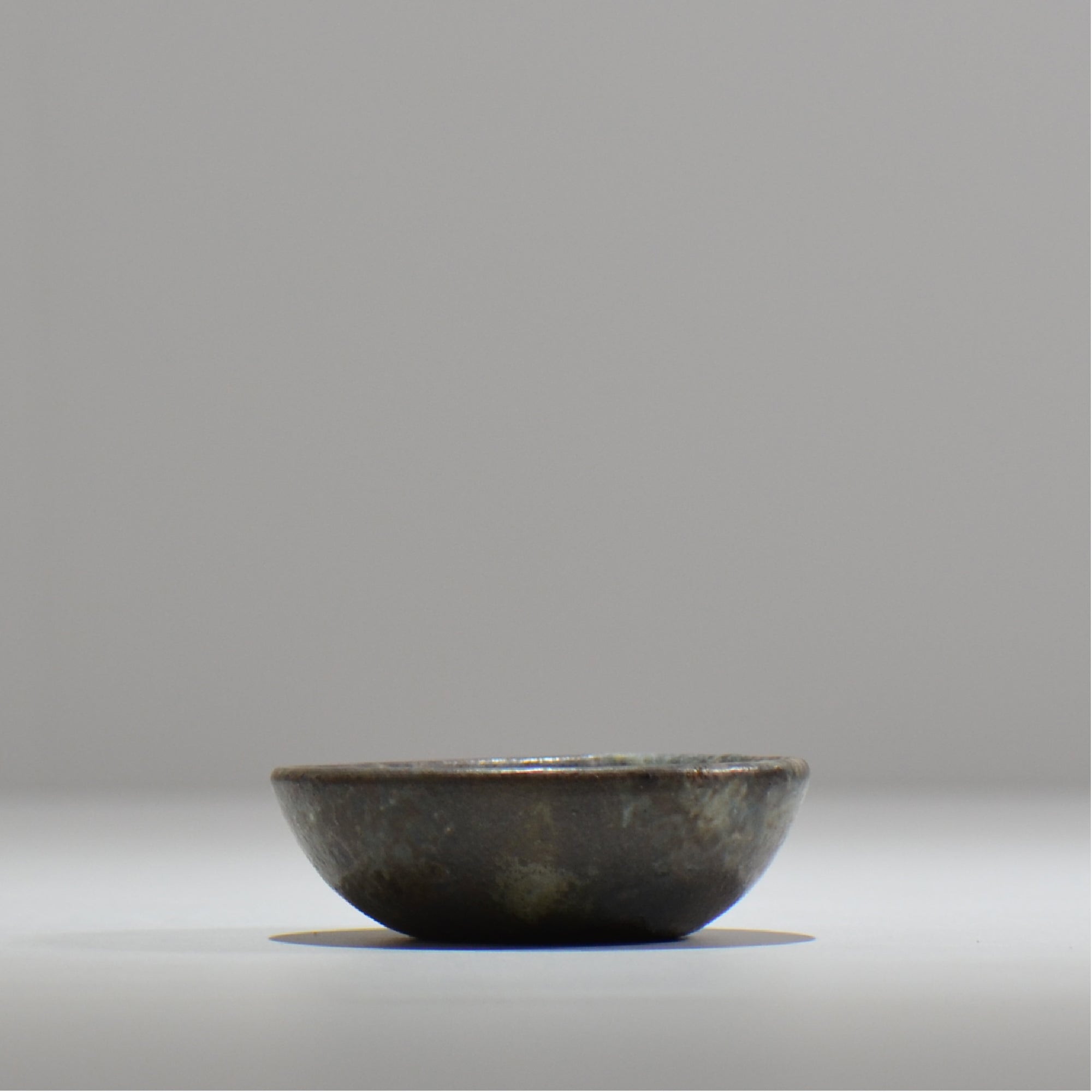 ヒノモトナツミ / 鈍-にび- / hn01_06nibi_xs /  約 φ8.3cm / 苔玉皿