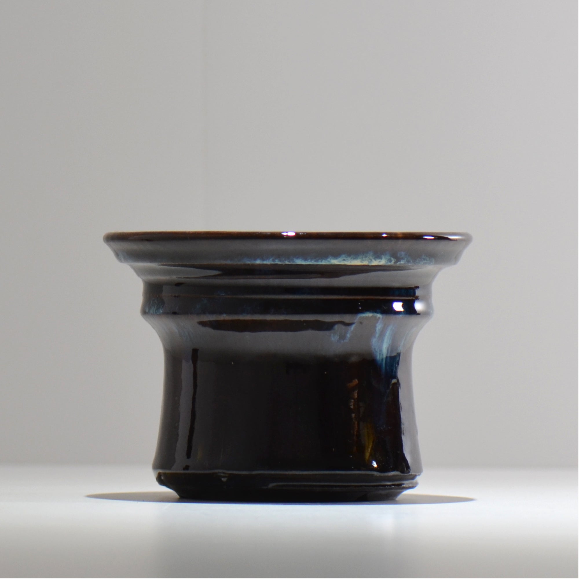 黒い葉模様の陶器植木鉢 黒い葉模様の陶器植木鉢