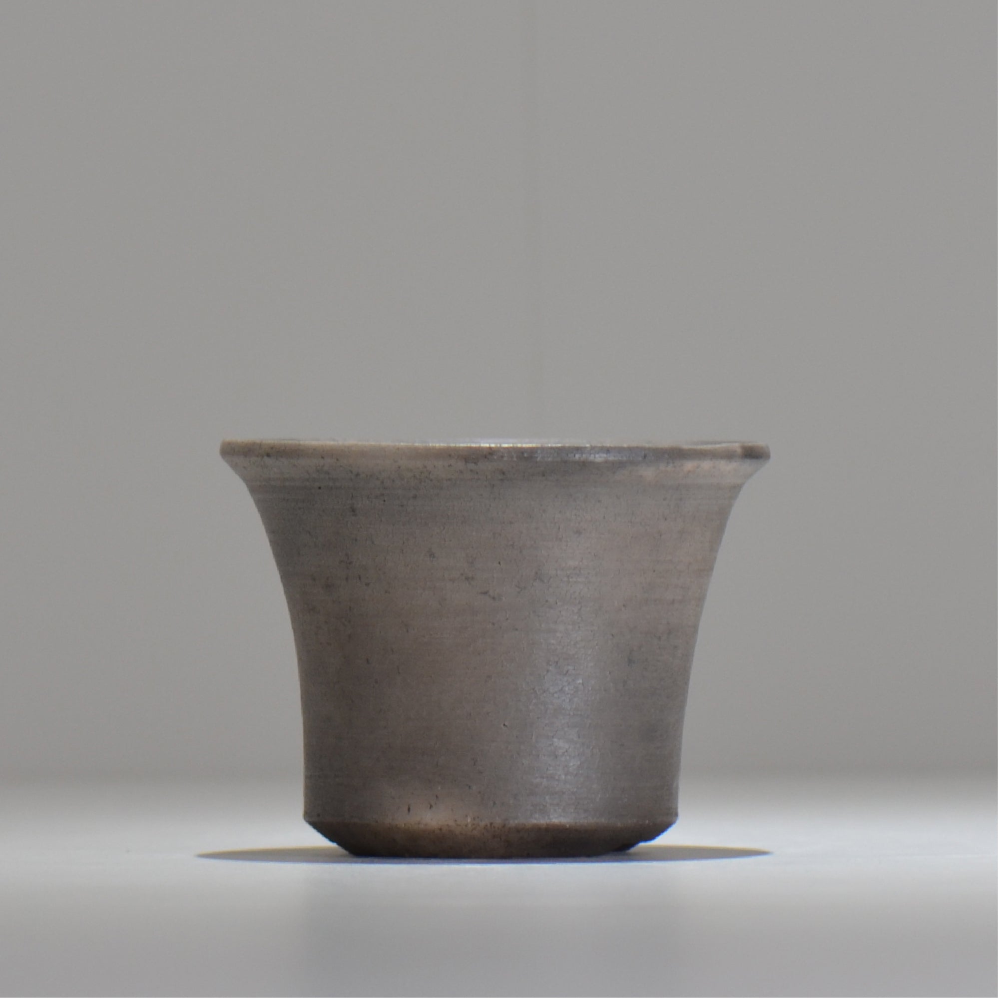 齋藤研一 / 銀黒 / ken2_bl005/ 約φ11.7cm / 植木鉢 – ハチラボ