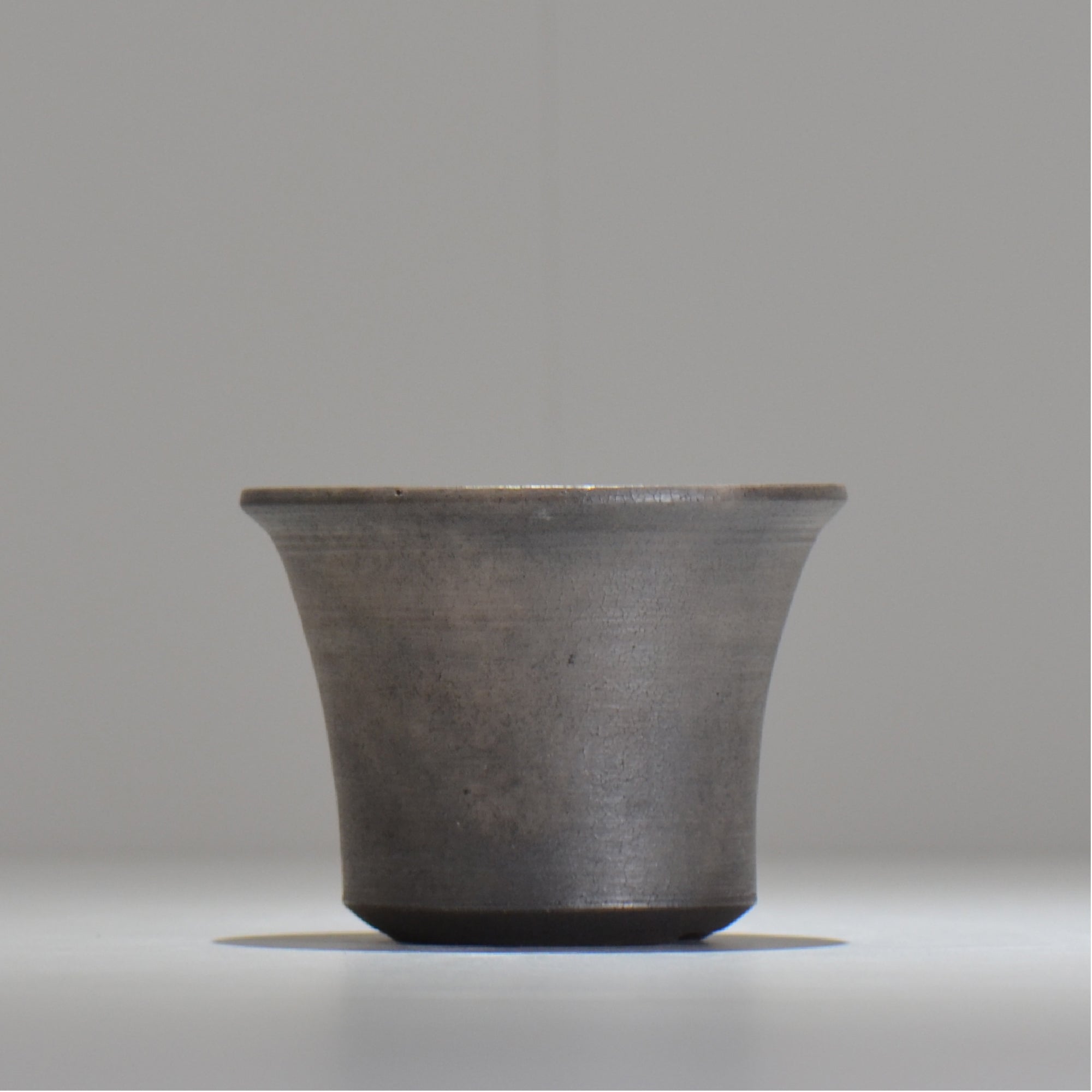 齋藤研一 / 銀黒 / ken2_bl005/ 約φ11.7cm / 植木鉢 – ハチラボ