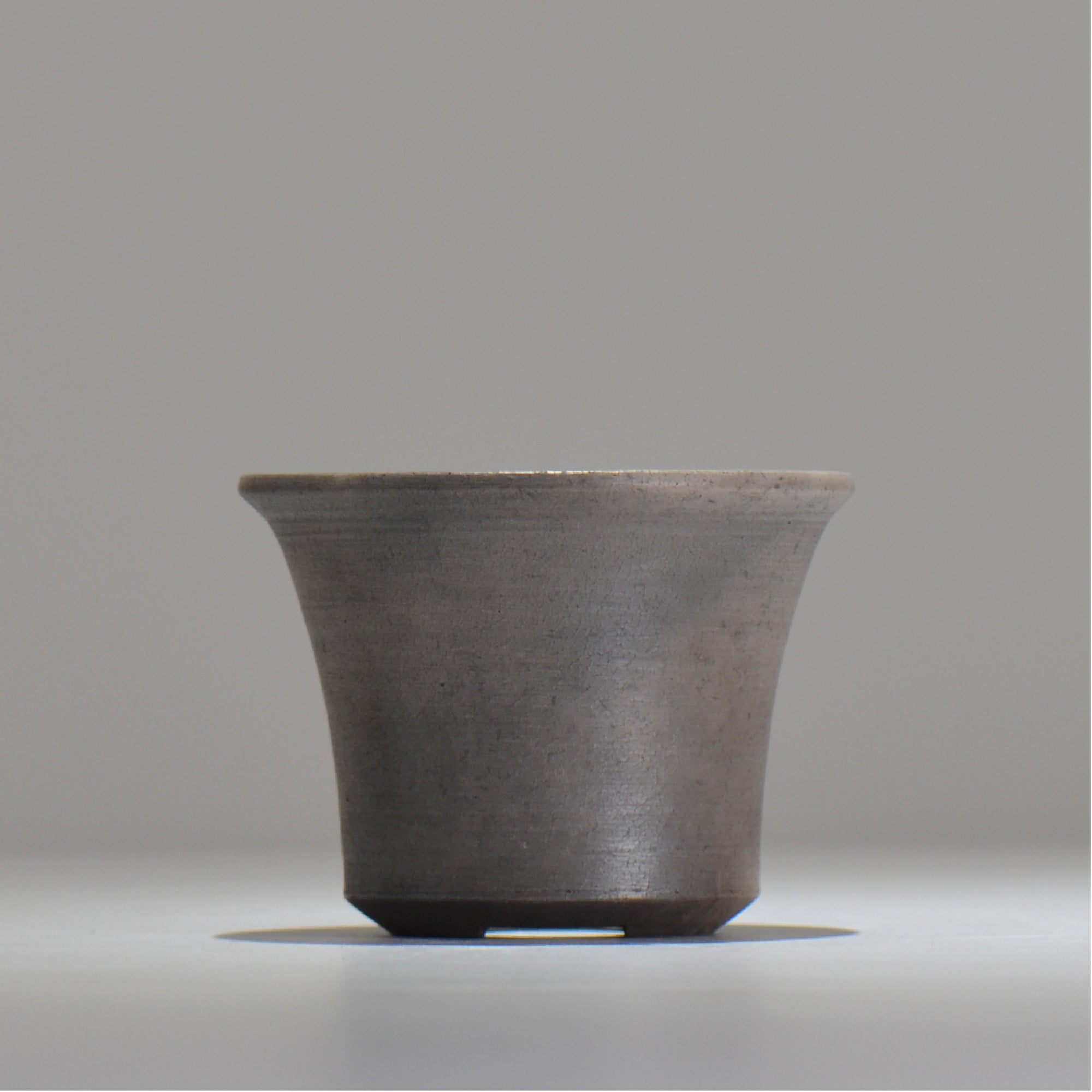 齋藤研一 / 銀黒 / ken2_bl005/ 約φ11.7cm / 植木鉢 – ハチラボ