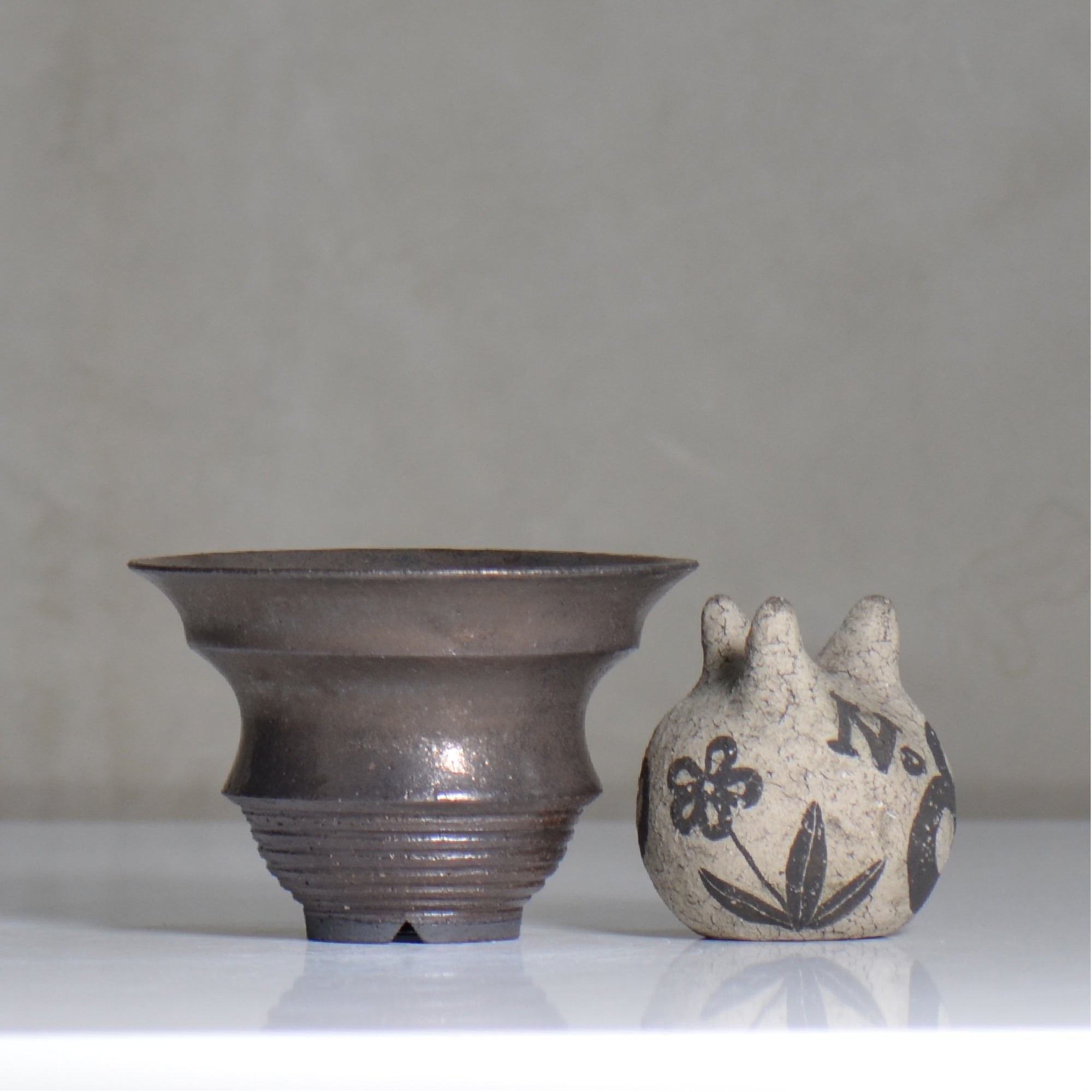 YATAGARASU / KOTETSU - 03 / M / 約 φ14cm / 植木鉢 – ハチラボ