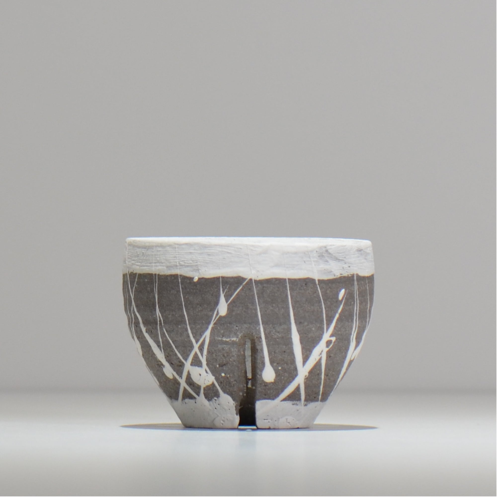 沼野 秀章 / 黒二白 / nh3_bwh03_m / 約φ8.3cm / 植木鉢 – ハチラボ