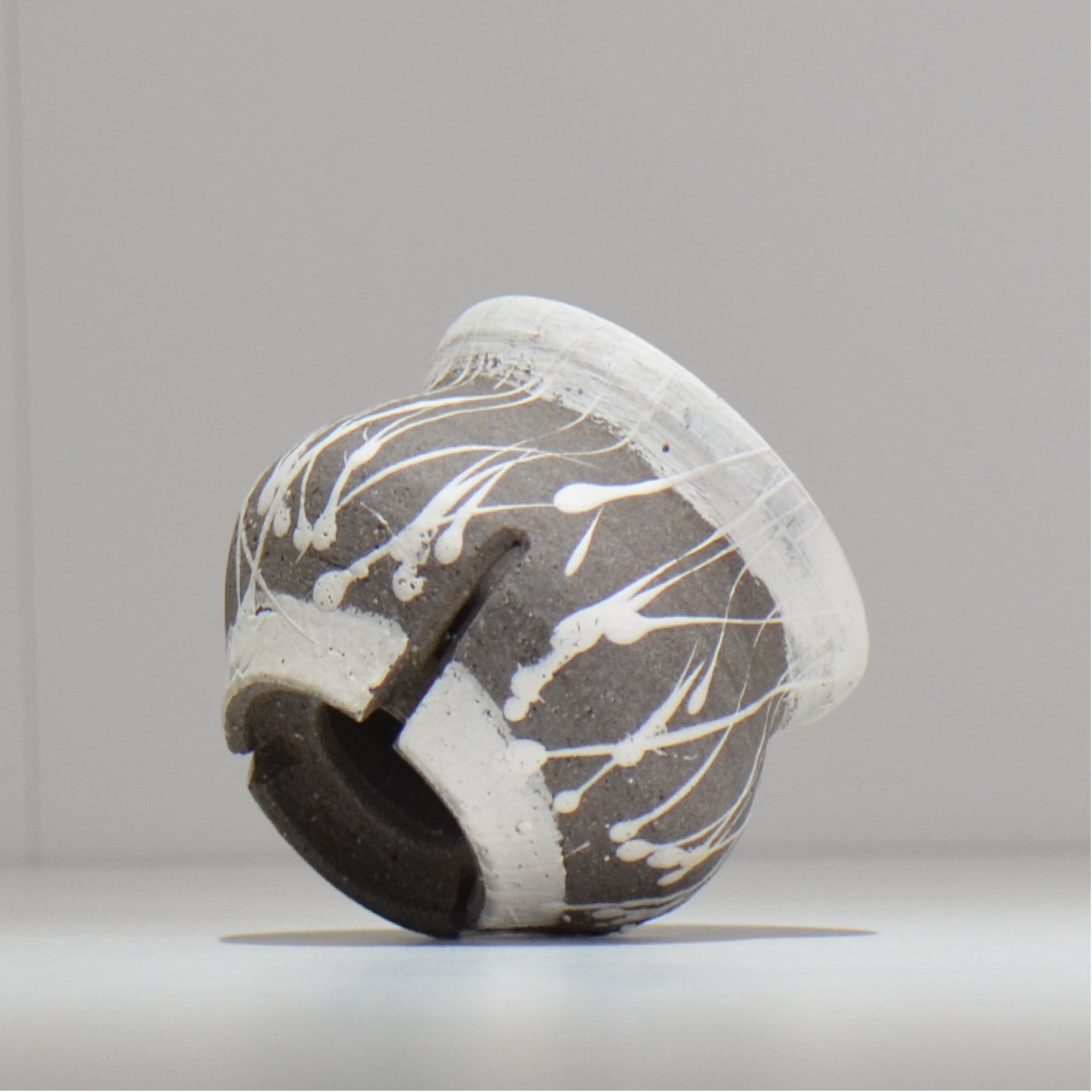 沼野 秀章 / 黒二白 / nh3_bwh05_xs / 約φ8cm / 植木鉢