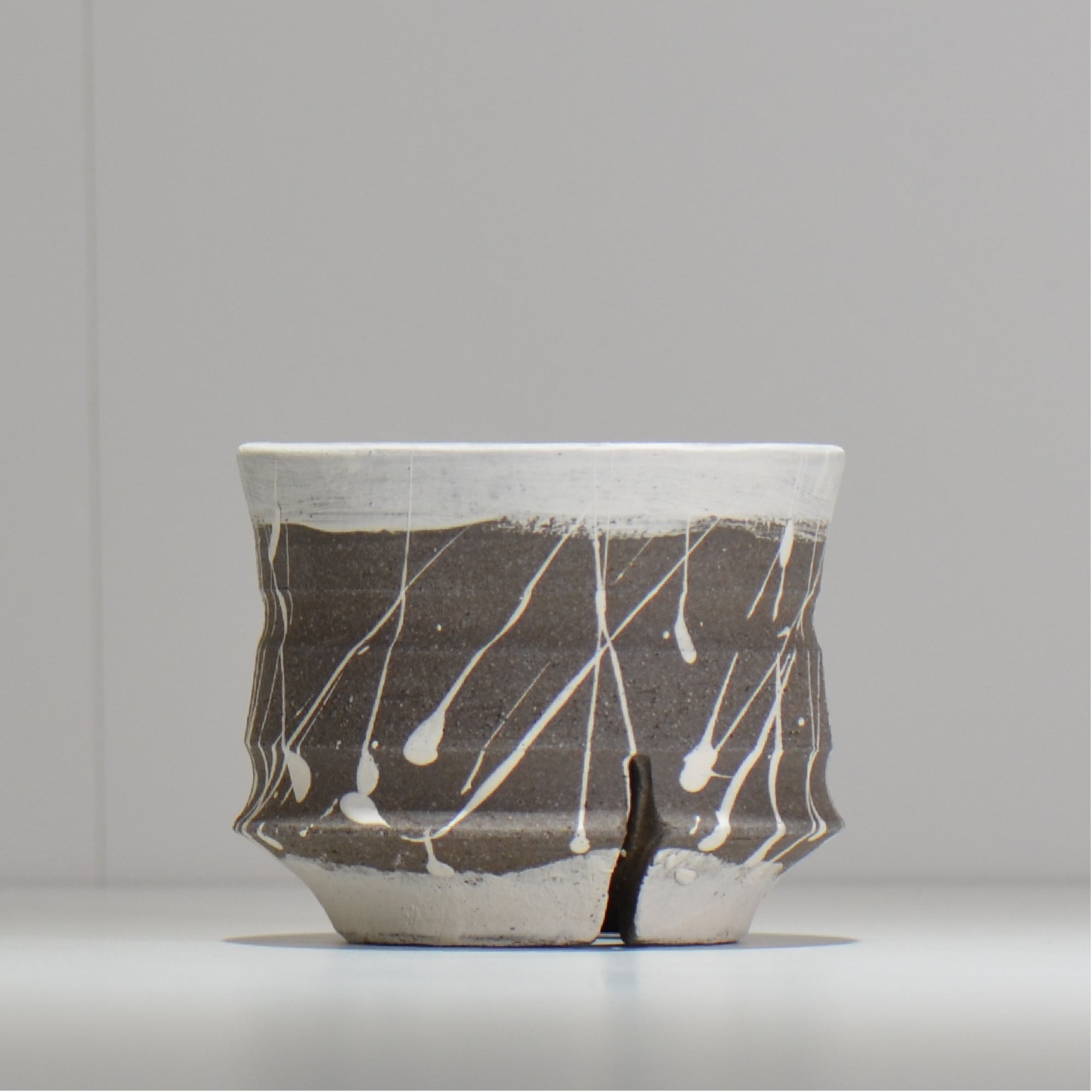 沼野 秀章 / 黒二白 / S / nh3_bwh07_s / 約φ11.2cm / 植木鉢 – ハチラボ