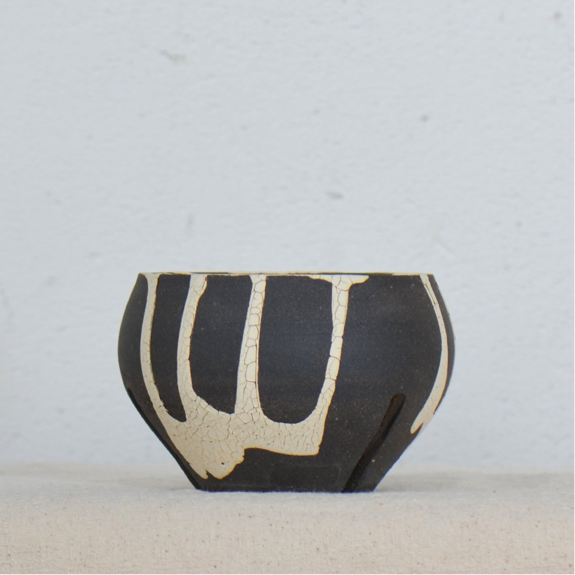 沼野 秀章 / 黒二白 / nh5_bw08_xs / 約φ8.8cm / 植木鉢 – ハチラボ
