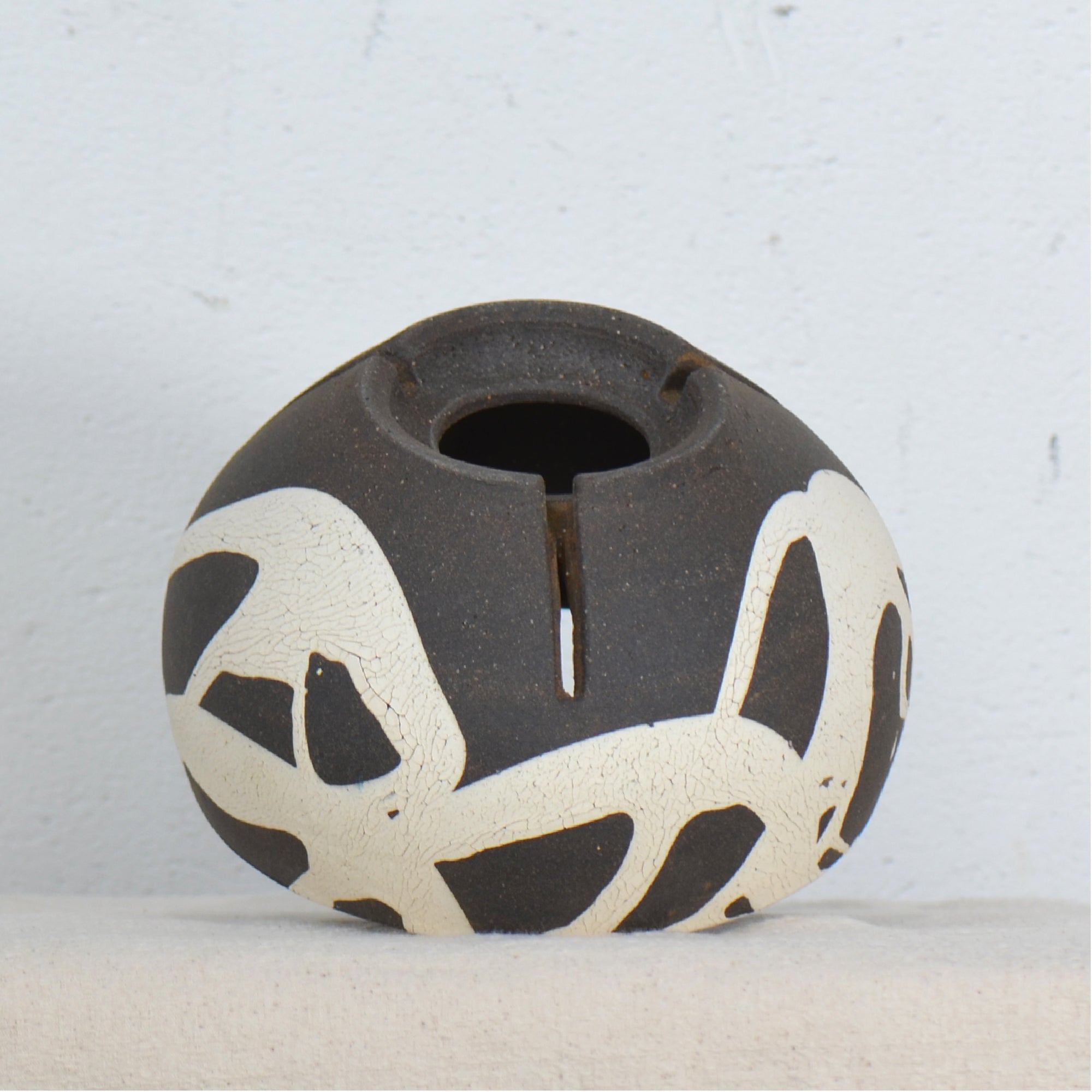 沼野 秀章 / 黒二白 / nh5_bw13_m / 約φ14cm / 植木鉢 – ハチラボ