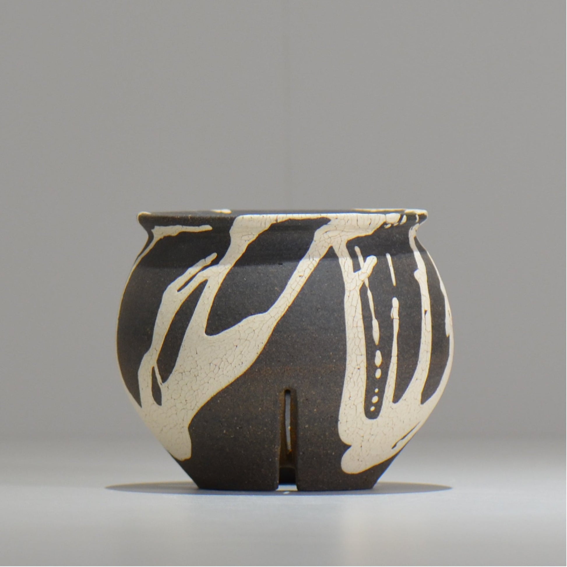 沼野 秀章 / 黒二白 / S  / nh_bw06_s / 約φ9.7cm / 植木鉢