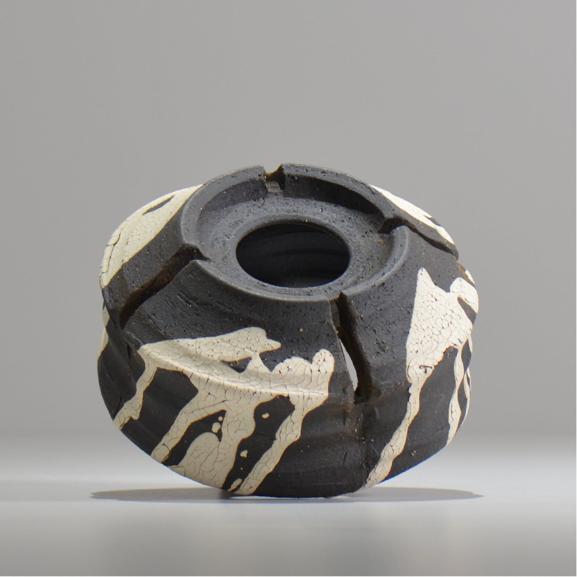 沼野 秀章 / 黒二白 / S  / nh_bw11_m / 約φ12.8cm / 植木鉢