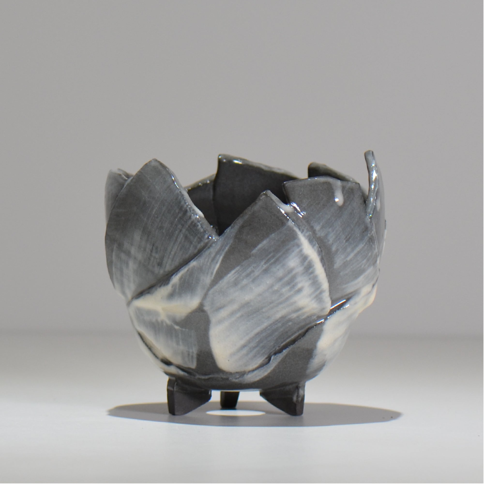 YATAGARASU / No.8 Type A 001 / L / 約 φ14.7cm / 植木鉢 – ハチラボ