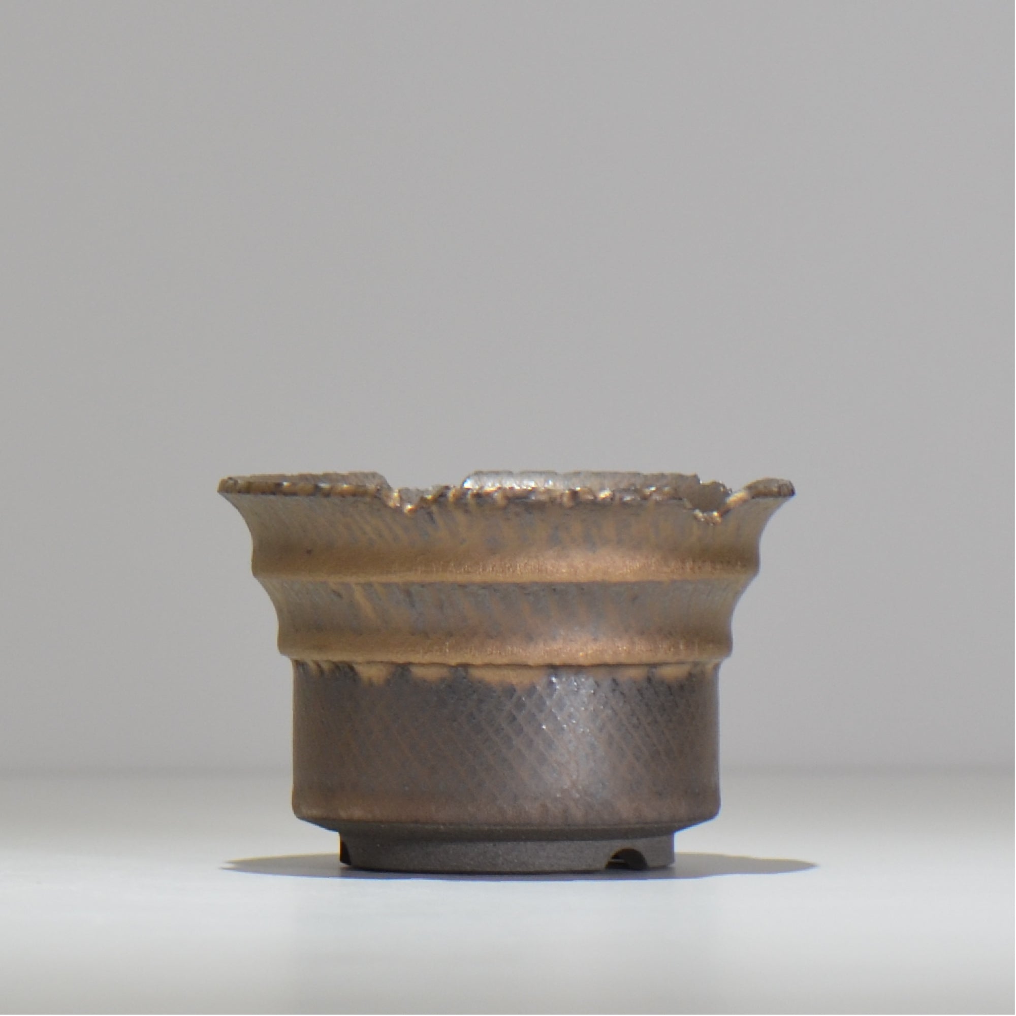 茶色い陶器鉢 漢詩の彫刻 茶色い陶器鉢 漢詩の彫刻