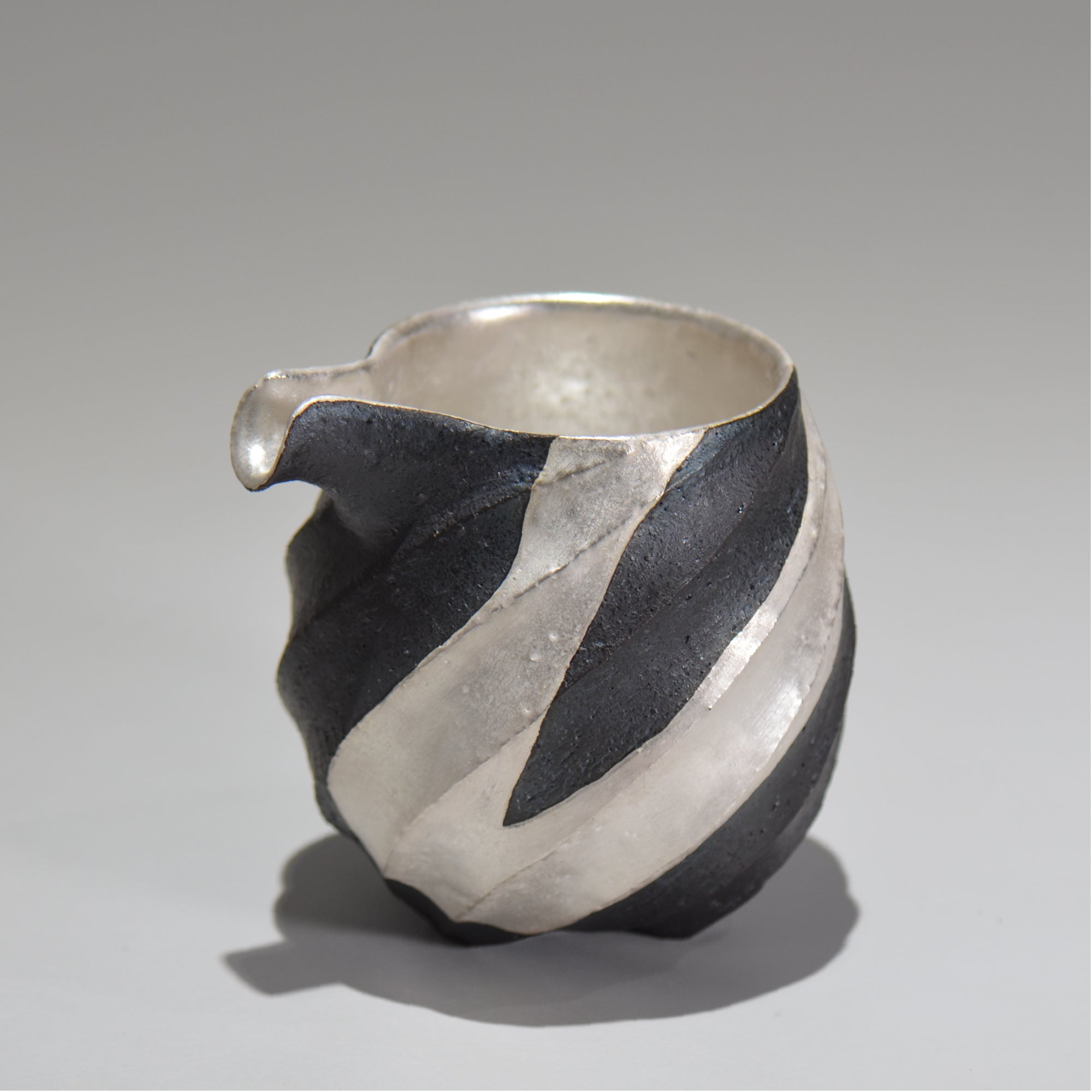 沖誠 鉢 沖誠 / SPIIRAL_BLACK_01 / 約φ10.8～11.2cm / 植木鉢 – ハチラボ