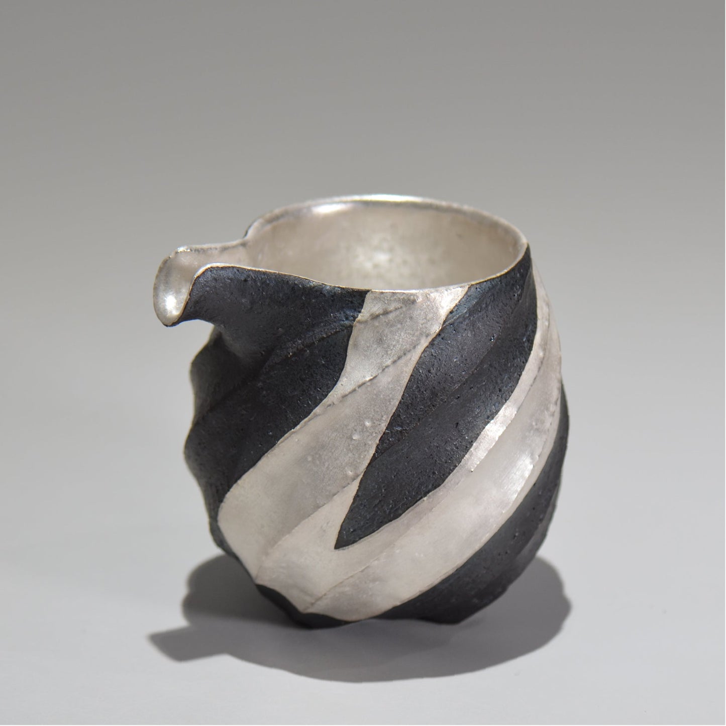 沖 誠  / 銀彩spiral ペンギン片口/  om_05