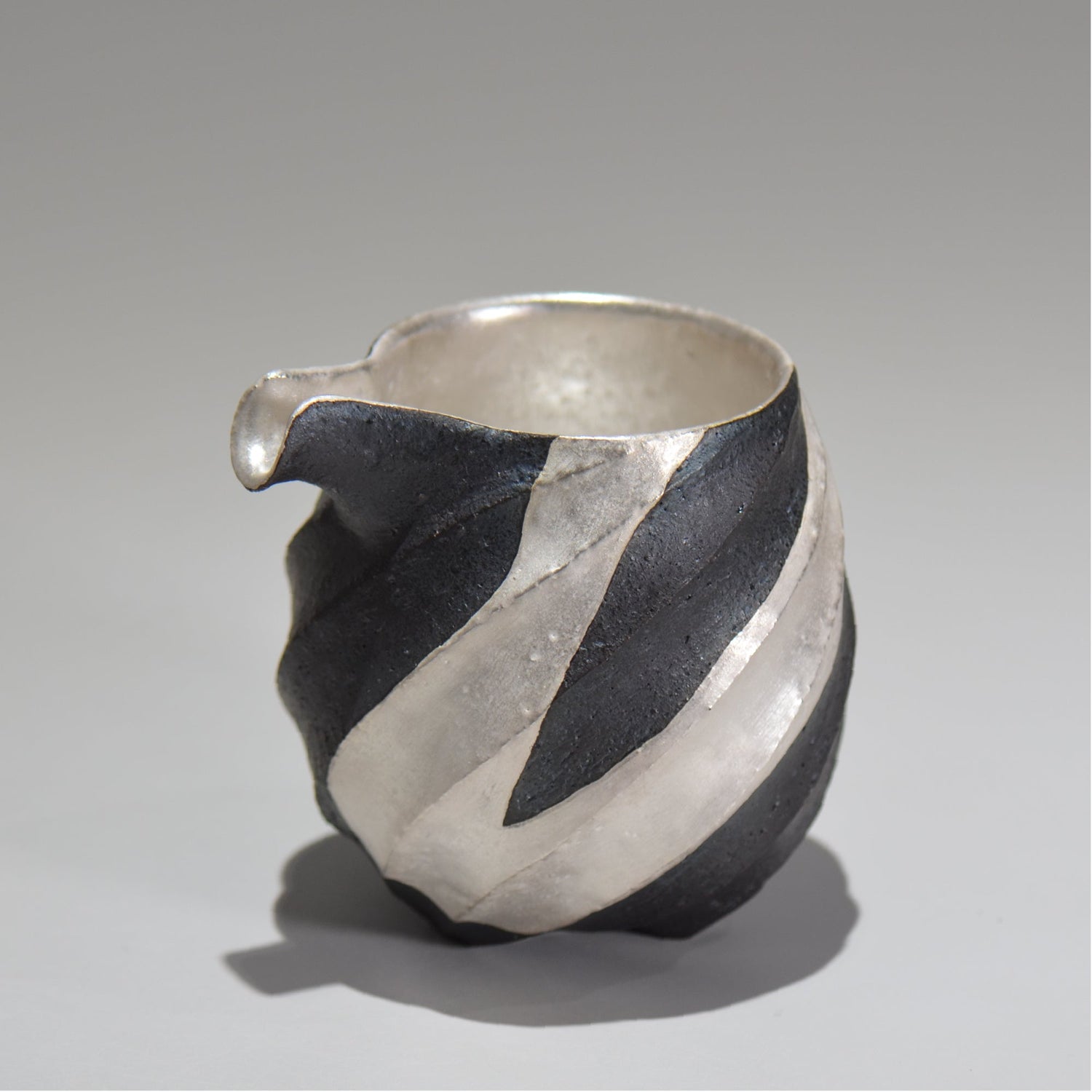 沖 誠  / 銀彩spiral ペンギン片口/  om_05