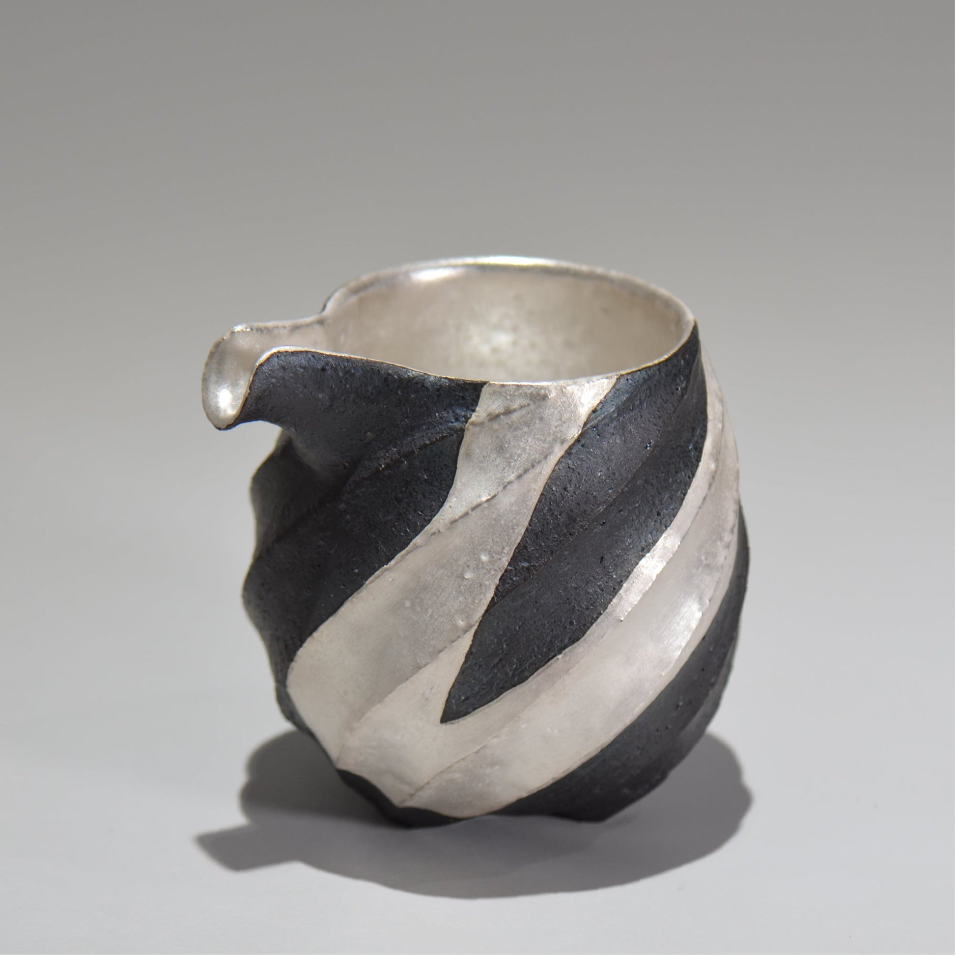 沖 誠  / 銀彩spiral ペンギン片口/  om_05