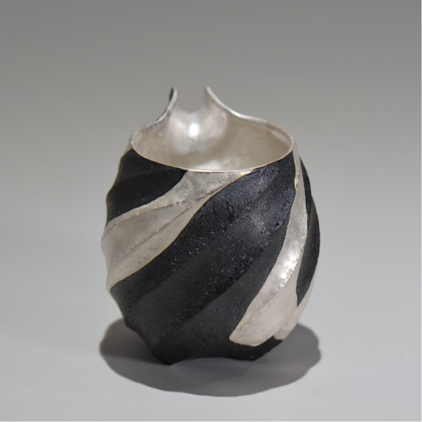 沖 誠  / 銀彩spiral ペンギン片口/  om_05