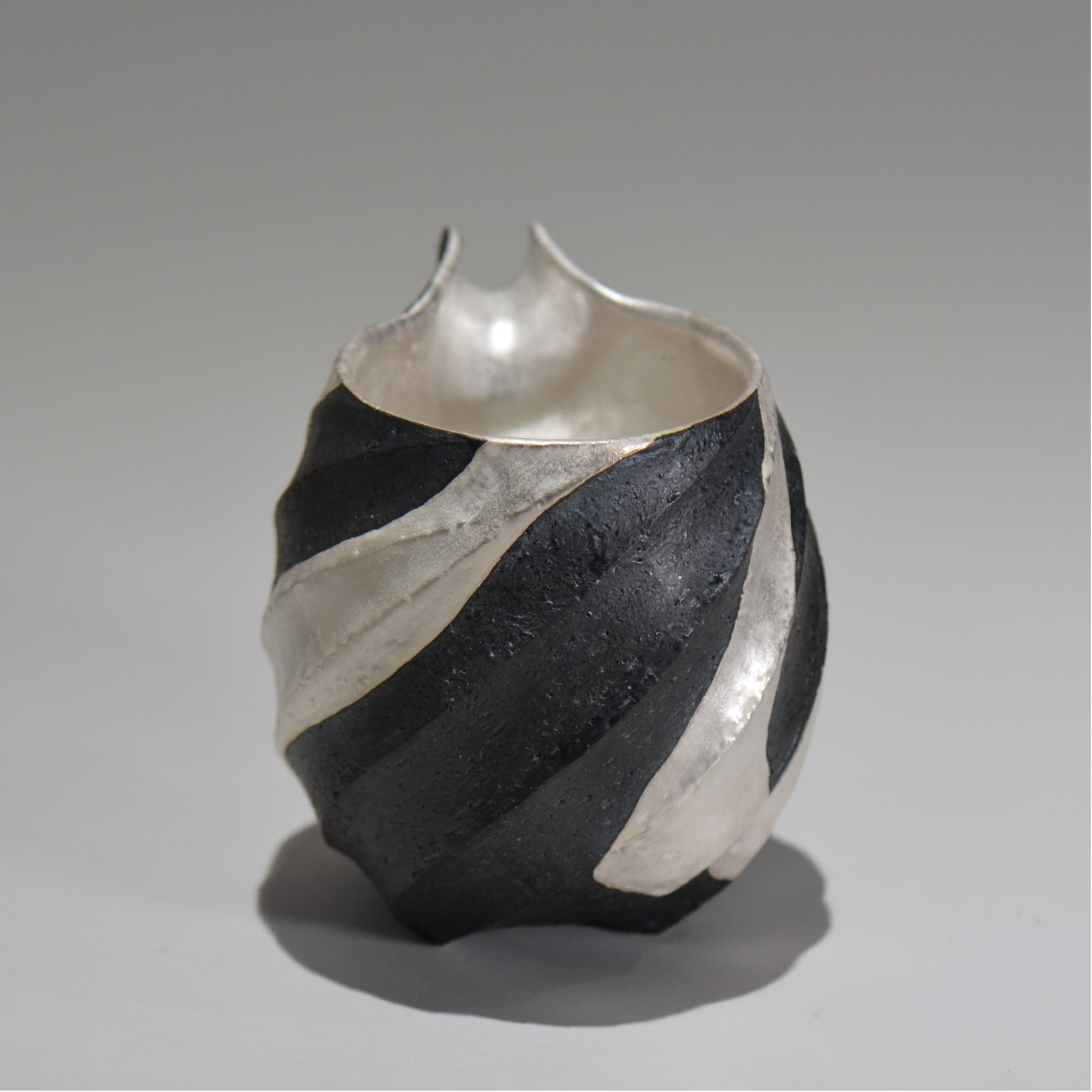 沖 誠  / 銀彩spiral ペンギン片口/  om_05