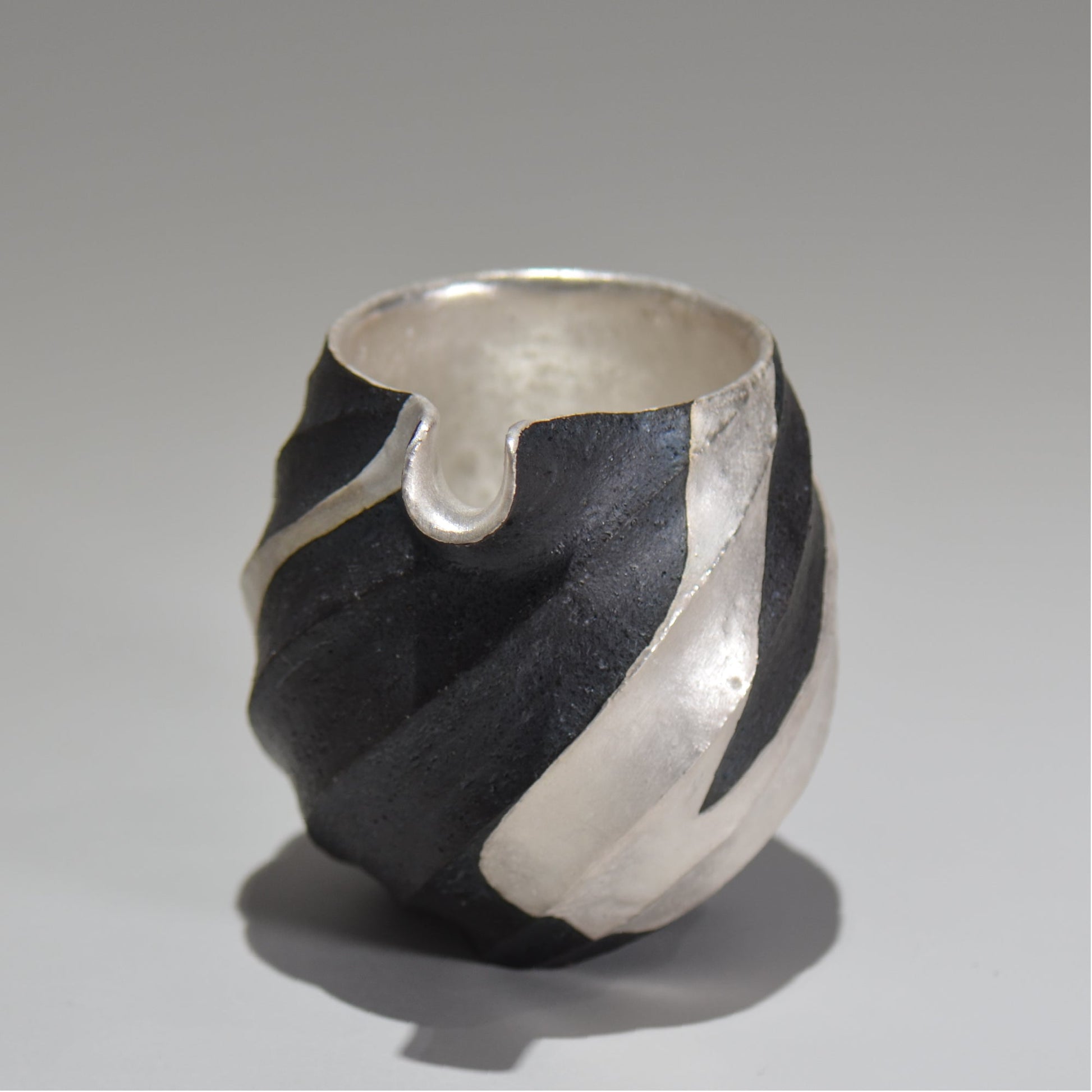 沖 誠  / 銀彩spiral ペンギン片口/  om_05