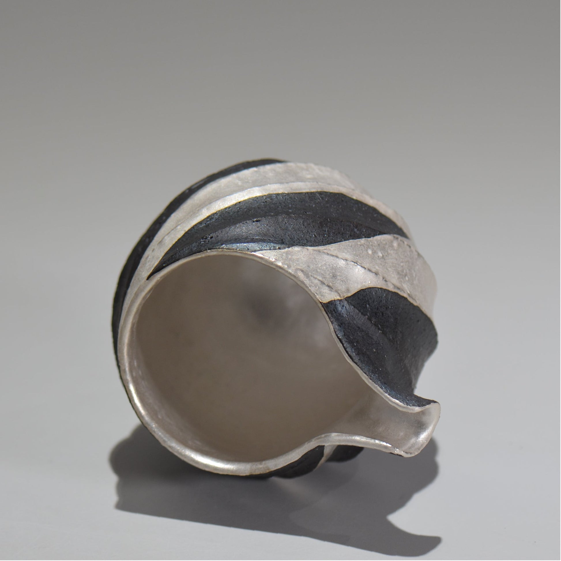 沖 誠  / 銀彩spiral ペンギン片口/  om_05