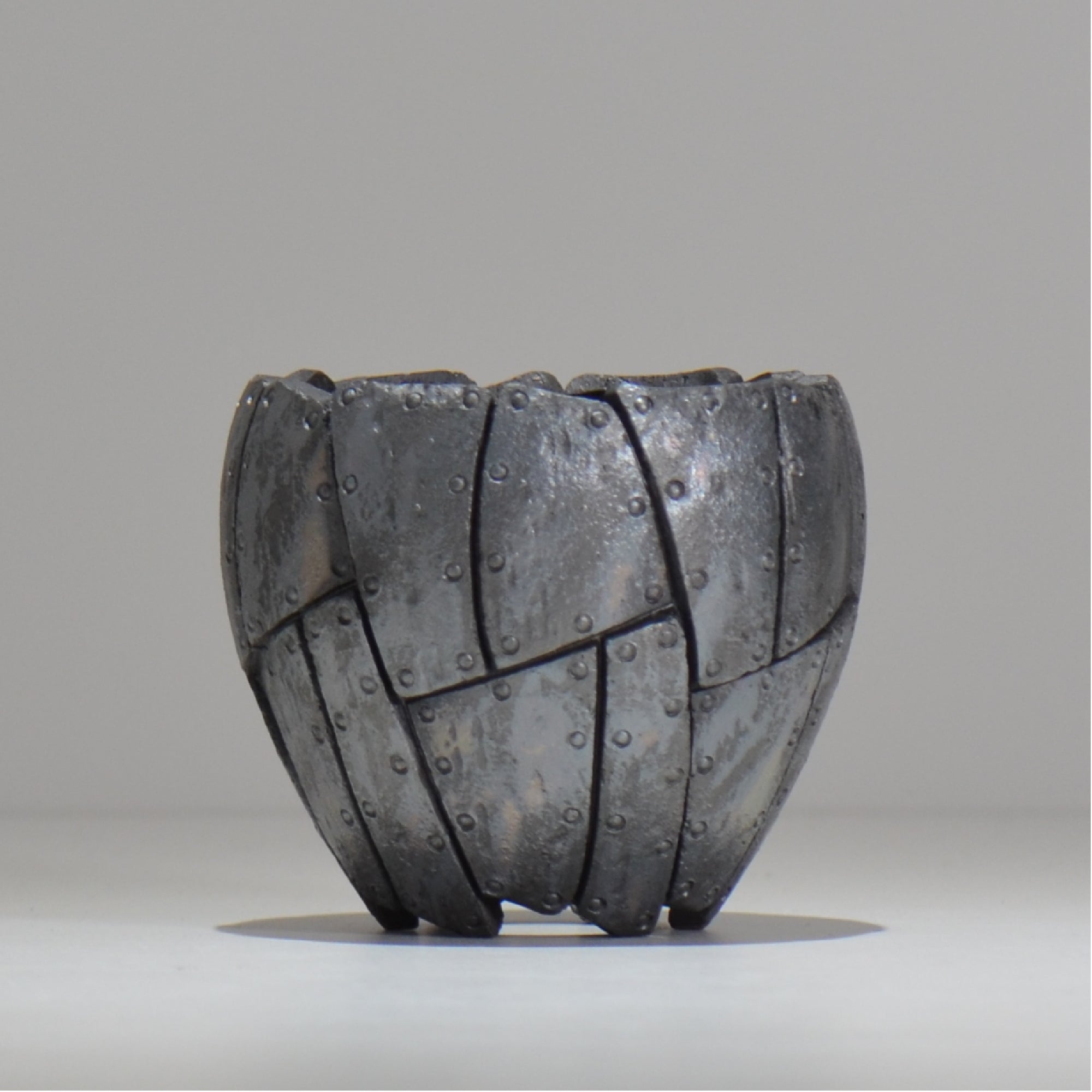 沖誠 / Rivet round 燻し銀彩  / om_irr03_s/ 約φ10.3cm  / 植木鉢