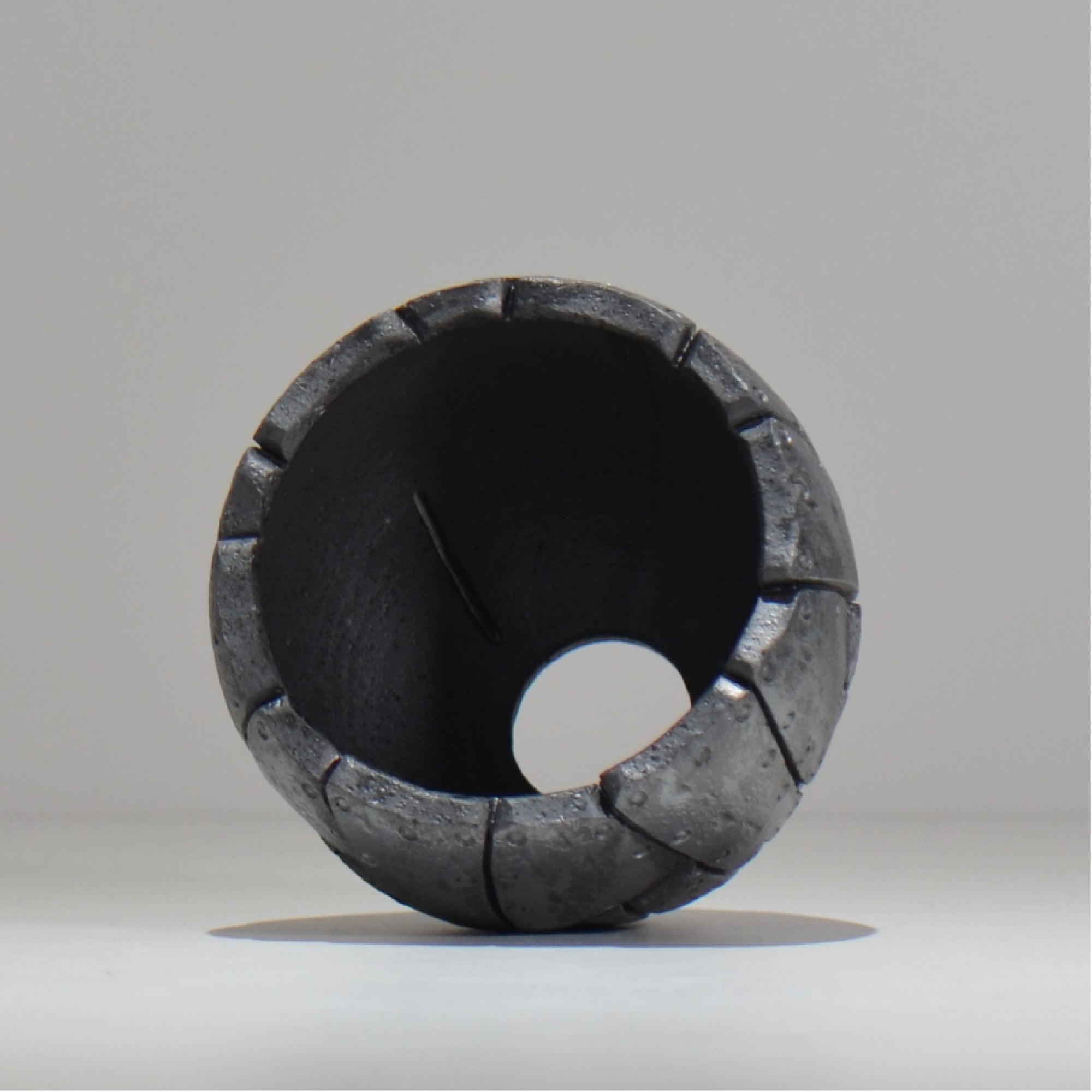 沖誠 / Rivet round 燻し銀彩  / om_irr03_s/ 約φ10.3cm  / 植木鉢