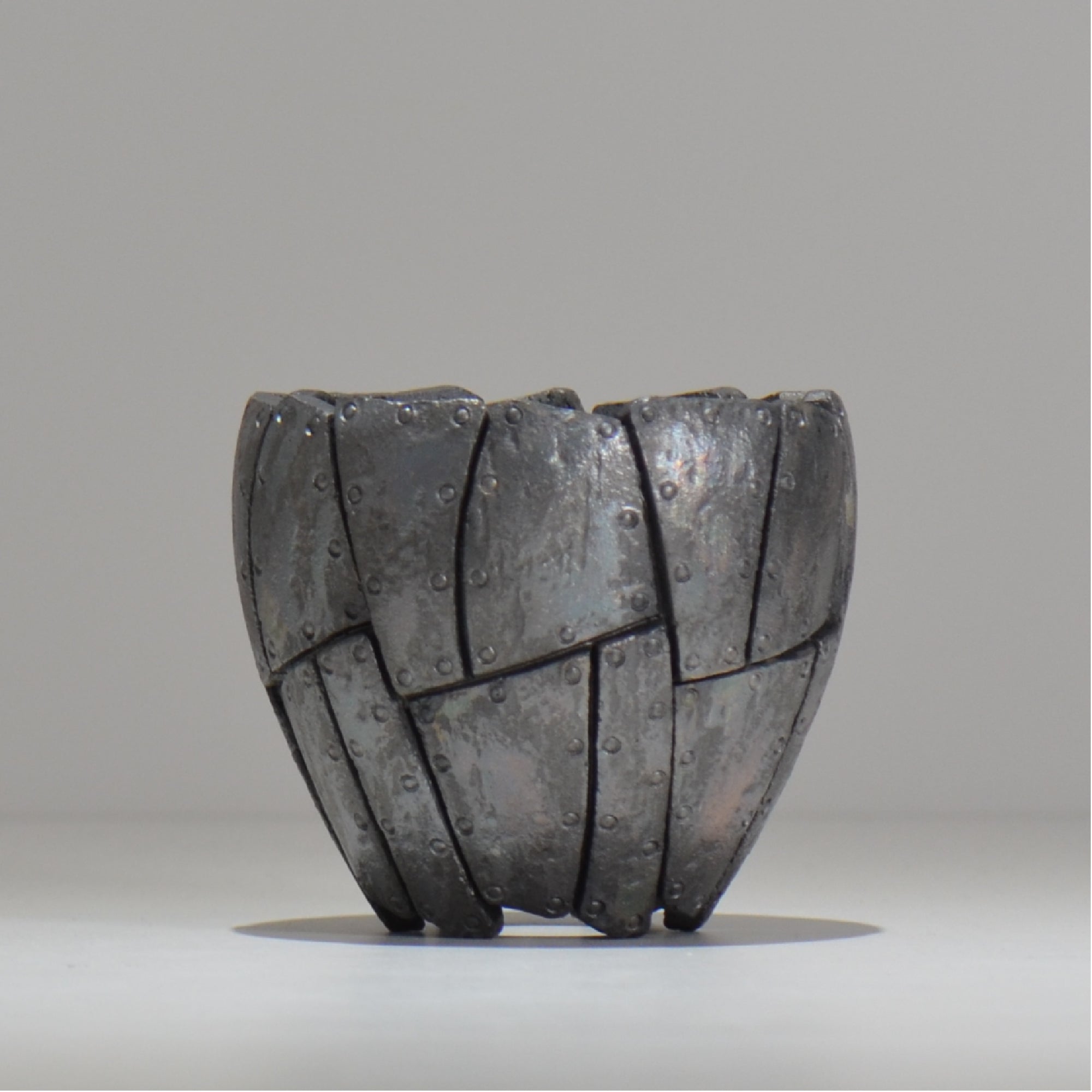 沖誠 / Rivet round 燻し銀彩 / om_irr04_s/ 約φ10cm  / 植木鉢