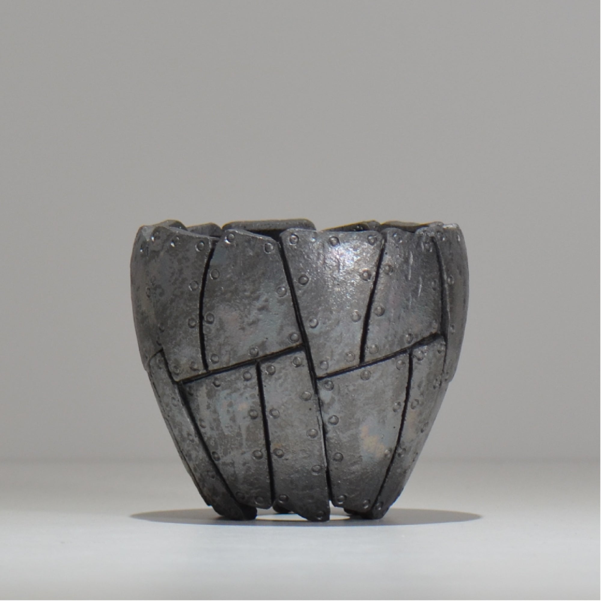 沖誠 / Rivet round 燻し銀彩 / om_irr04_s/ 約φ10cm  / 植木鉢