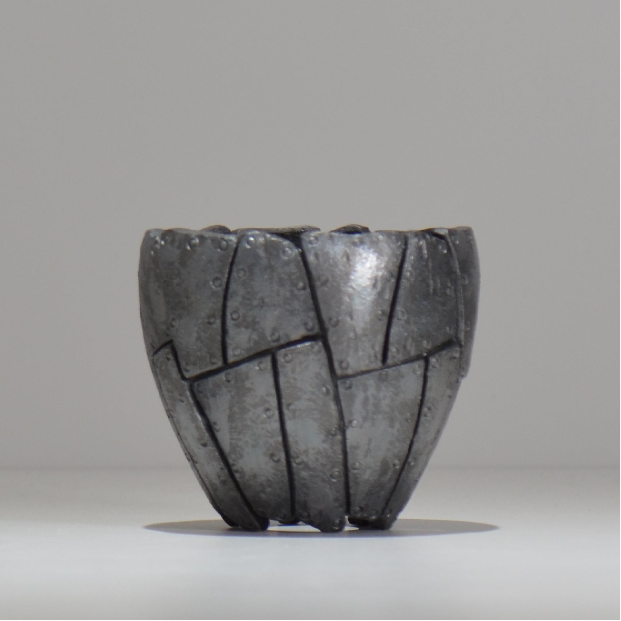 沖誠 / Rivet round 燻し銀彩 / om_irr05_m / 約φ13.3cm  / 植木鉢