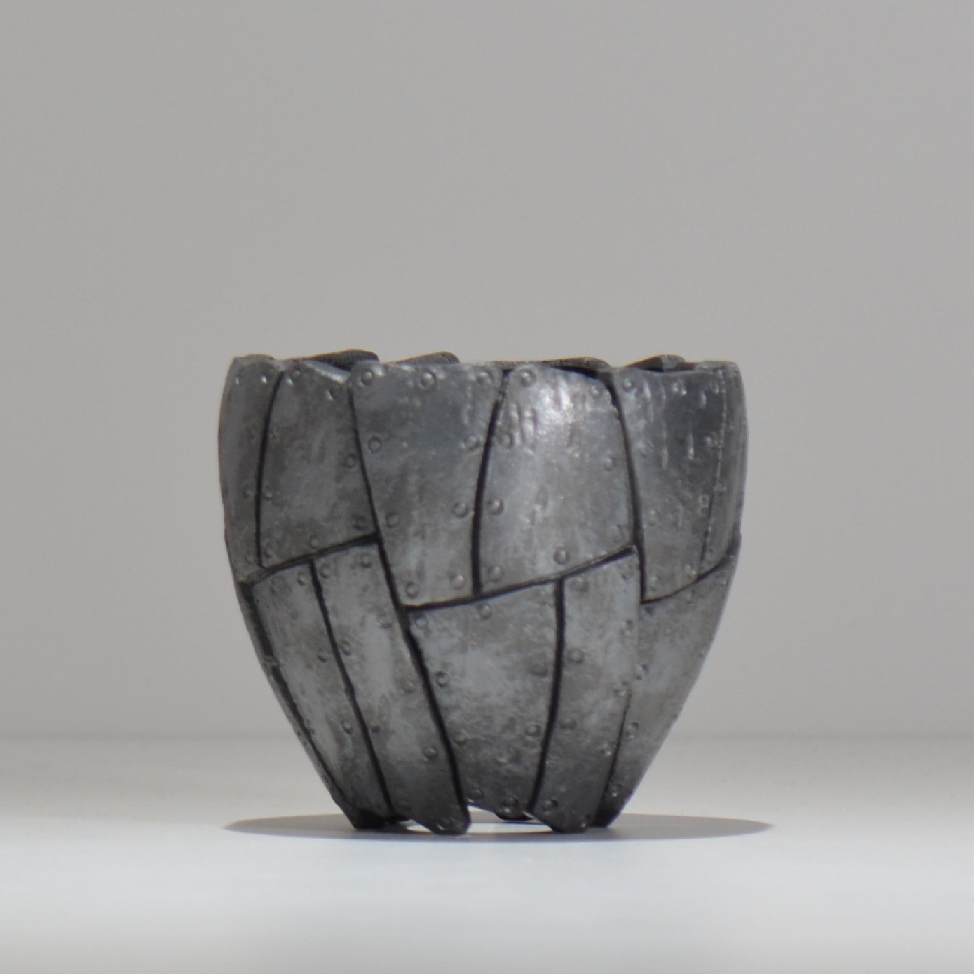 沖誠 / Rivet round 燻し銀彩 / om_irr05_m / 約φ13.3cm  / 植木鉢