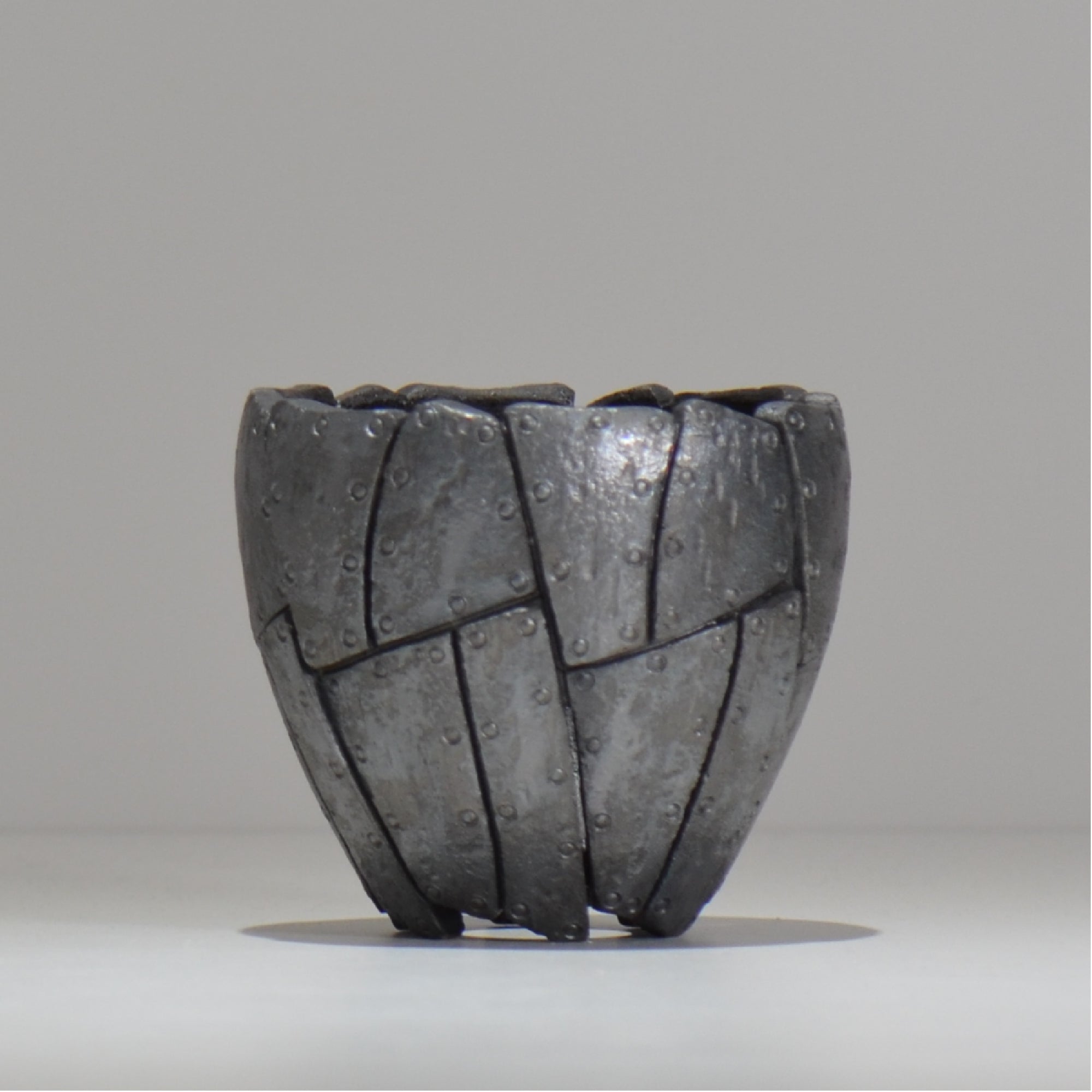 沖誠 / Rivet round 燻し銀彩 / om_irr05_m / 約φ13.3cm  / 植木鉢