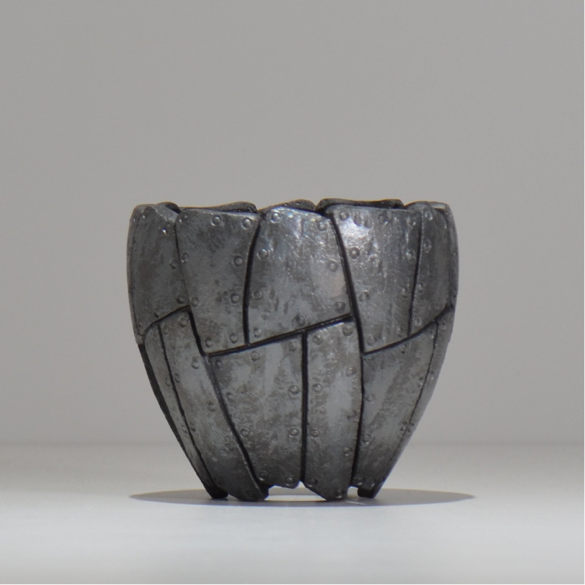 沖誠 / Rivet round 燻し銀彩 / om_irr05_m / 約φ13.3cm  / 植木鉢