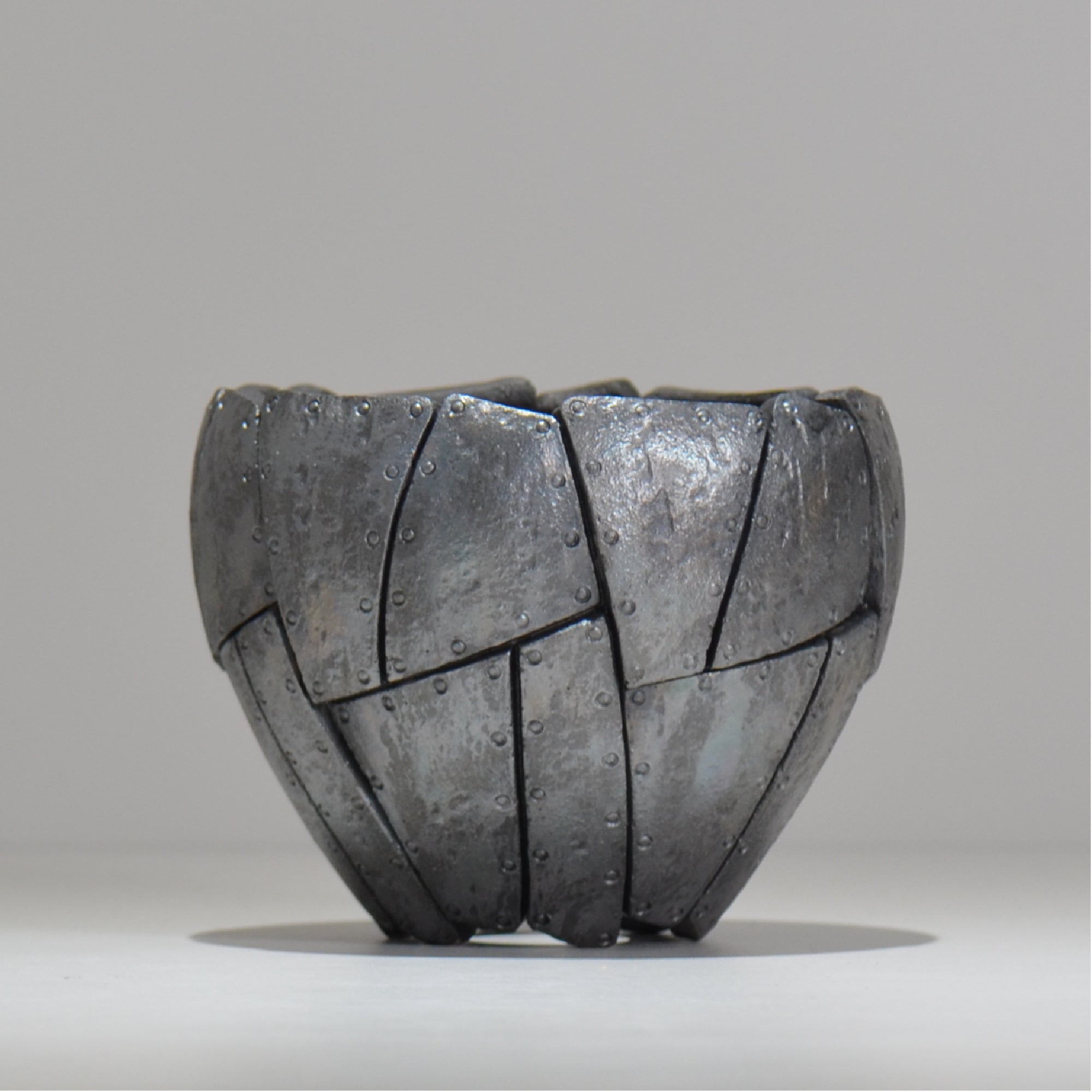 沖誠 / Rivet round 燻し銀彩 / om_irr06_m / 約φ13.5cm / 植木鉢