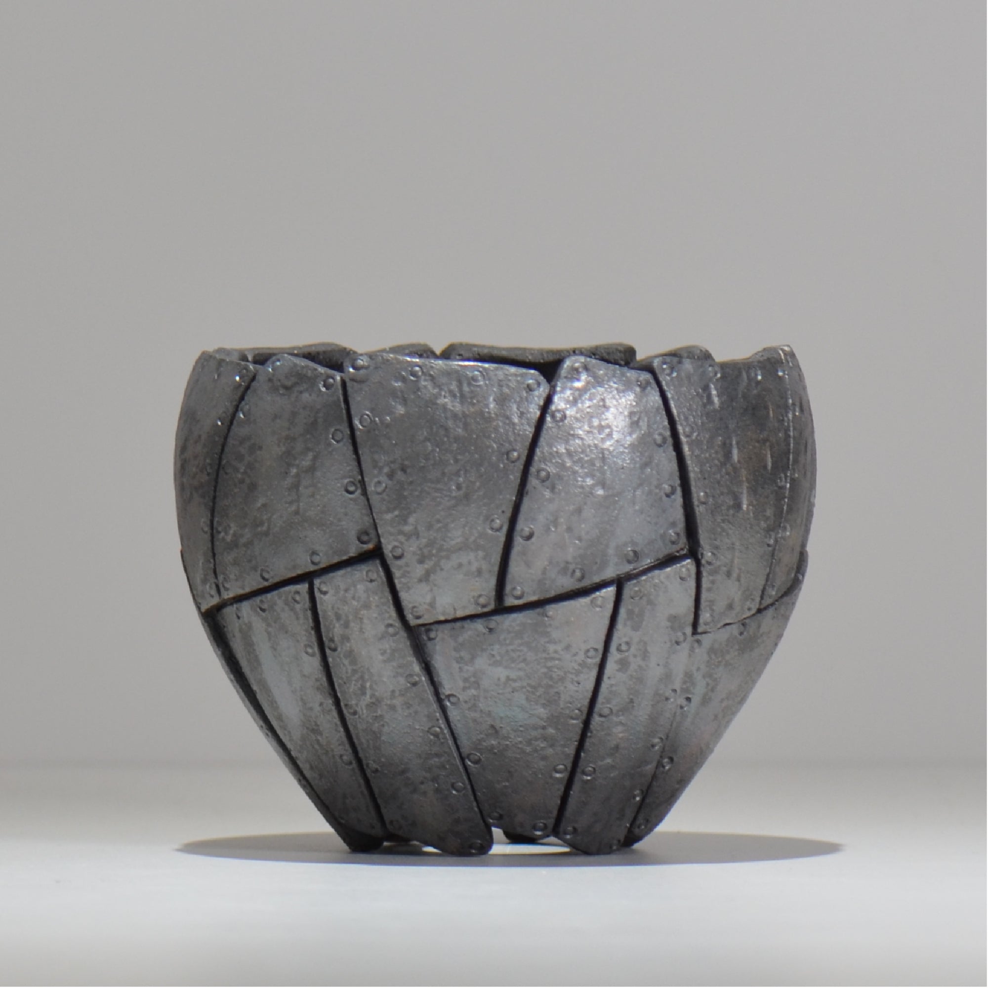 沖誠 / Rivet round 燻し銀彩  / om_irr06_m / 約φ13.5cm  / 植木鉢