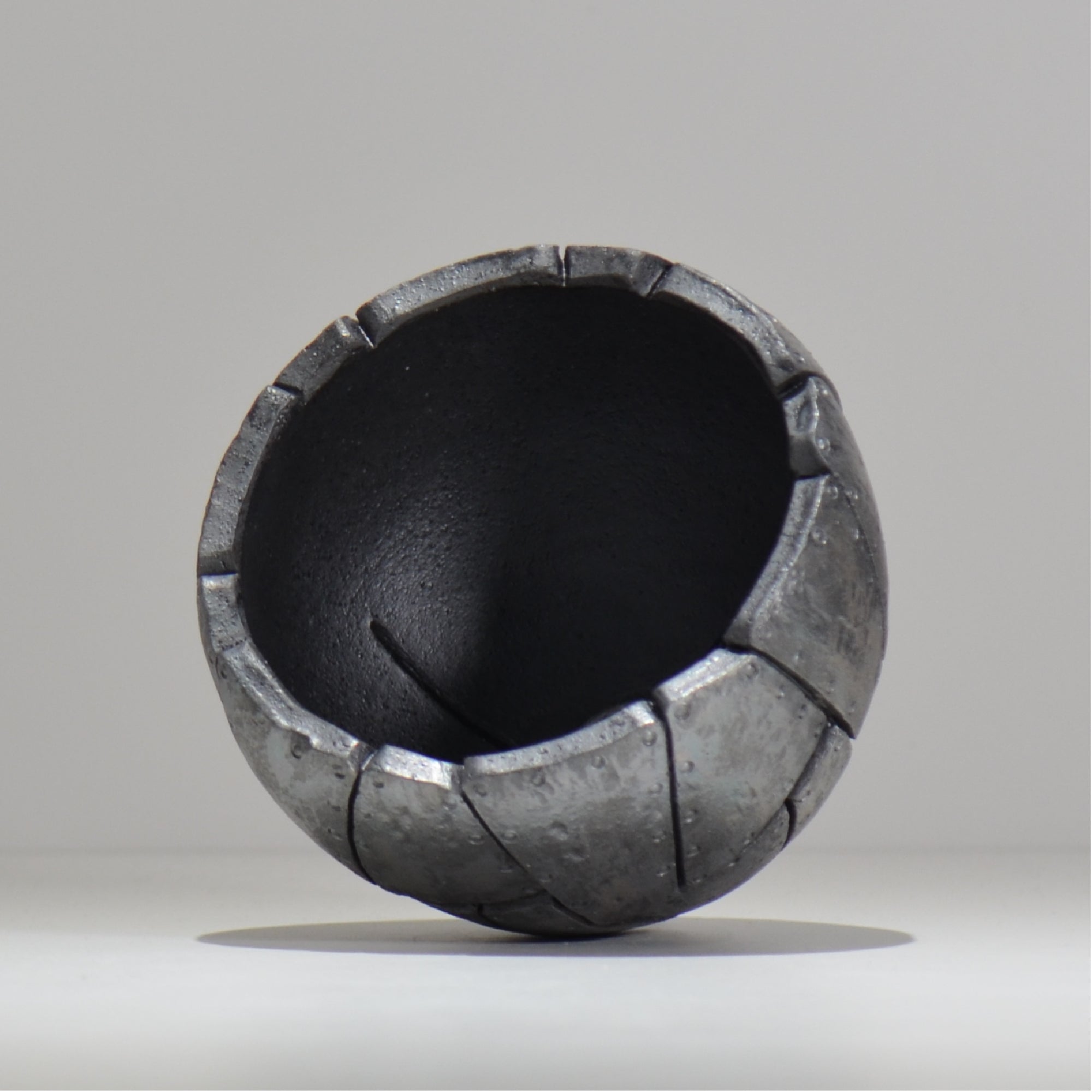 沖誠 / Rivet round 燻し銀彩  / om_irr06_m / 約φ13.5cm  / 植木鉢