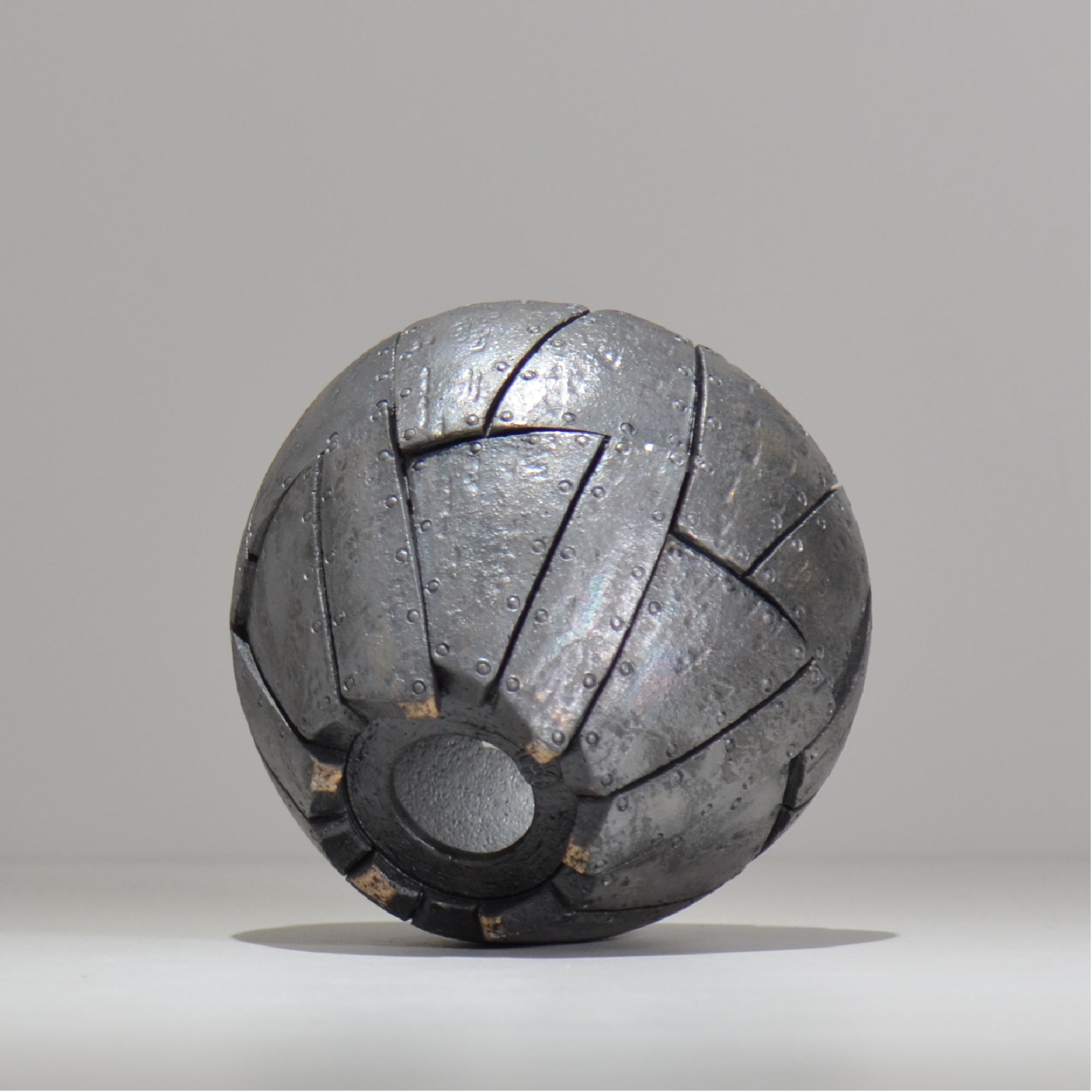 沖誠 / Rivet round 燻し銀彩  / om_irr06_m / 約φ13.5cm  / 植木鉢