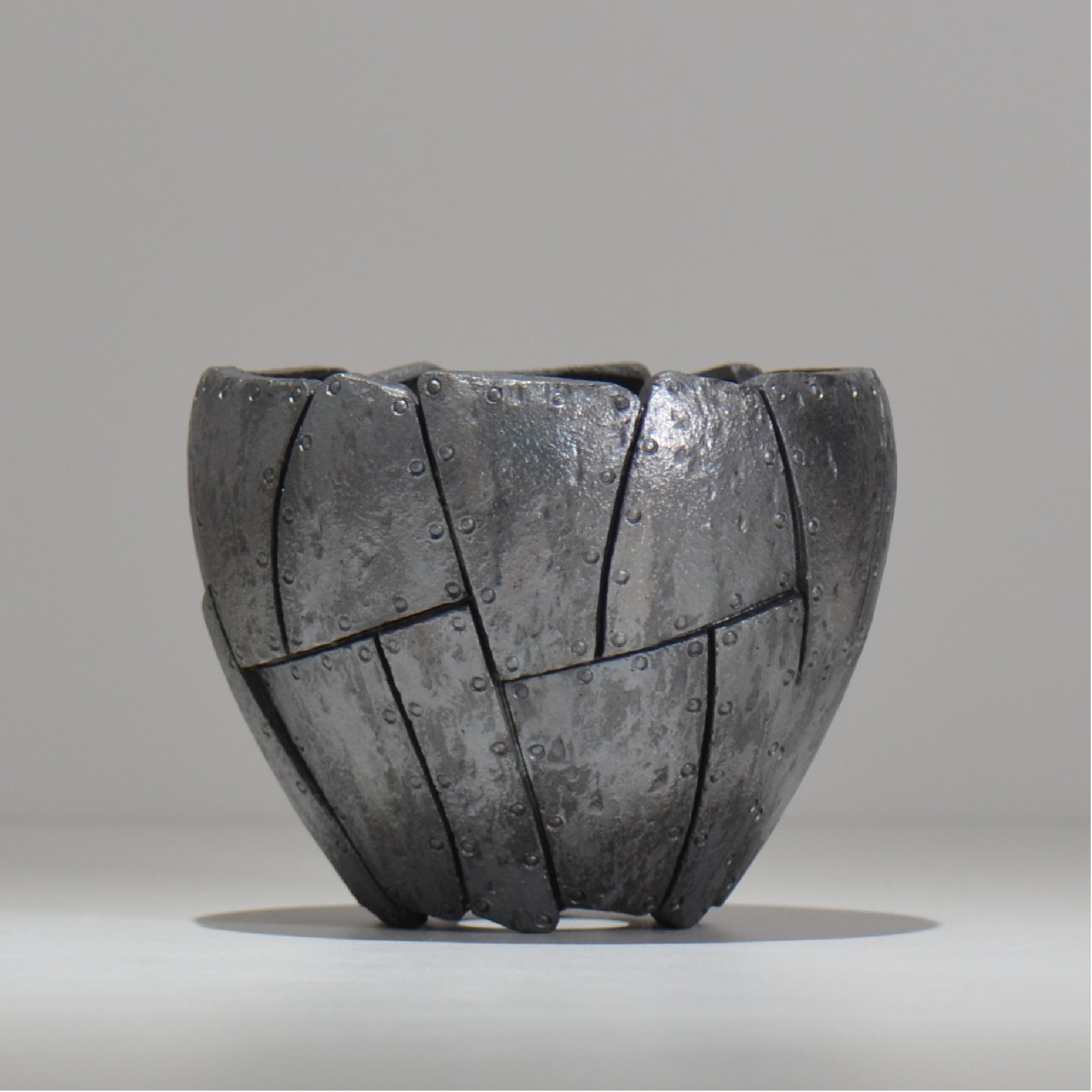 沖誠 / Rivet round 燻し銀彩 / om_irr07_m / 約φ13.6cm / 植木鉢