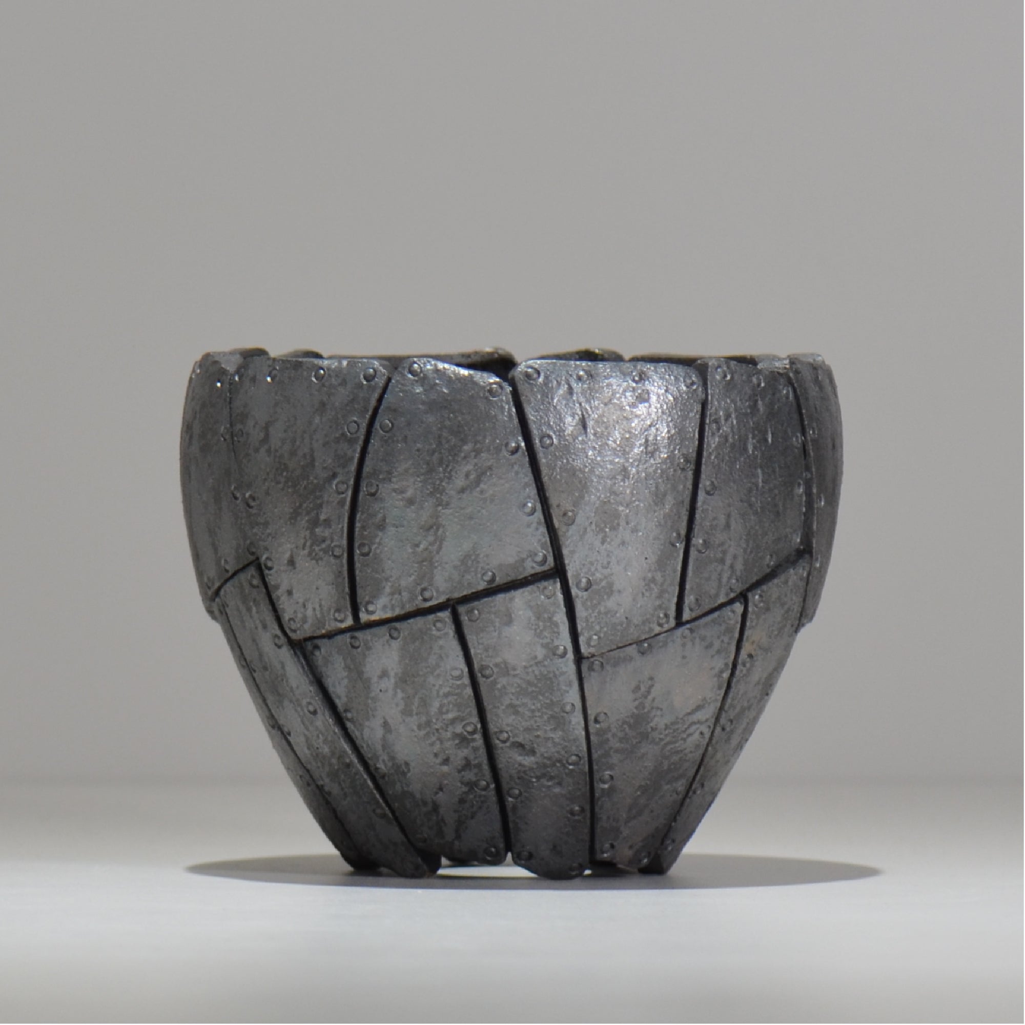 沖誠 / Rivet round 燻し銀彩 / om_irr07_m / 約φ13.6cm / 植木鉢