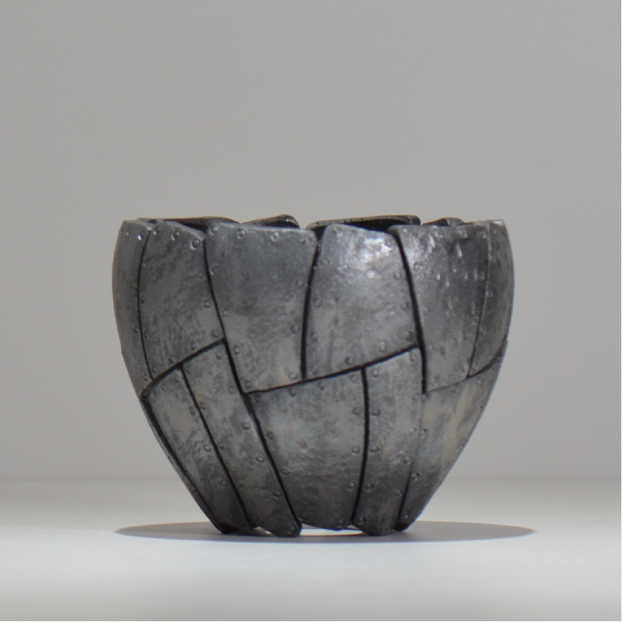 沖誠 / Rivet round 燻し銀彩 / om_irr08_m / 約φ13.5cm  / 植木鉢