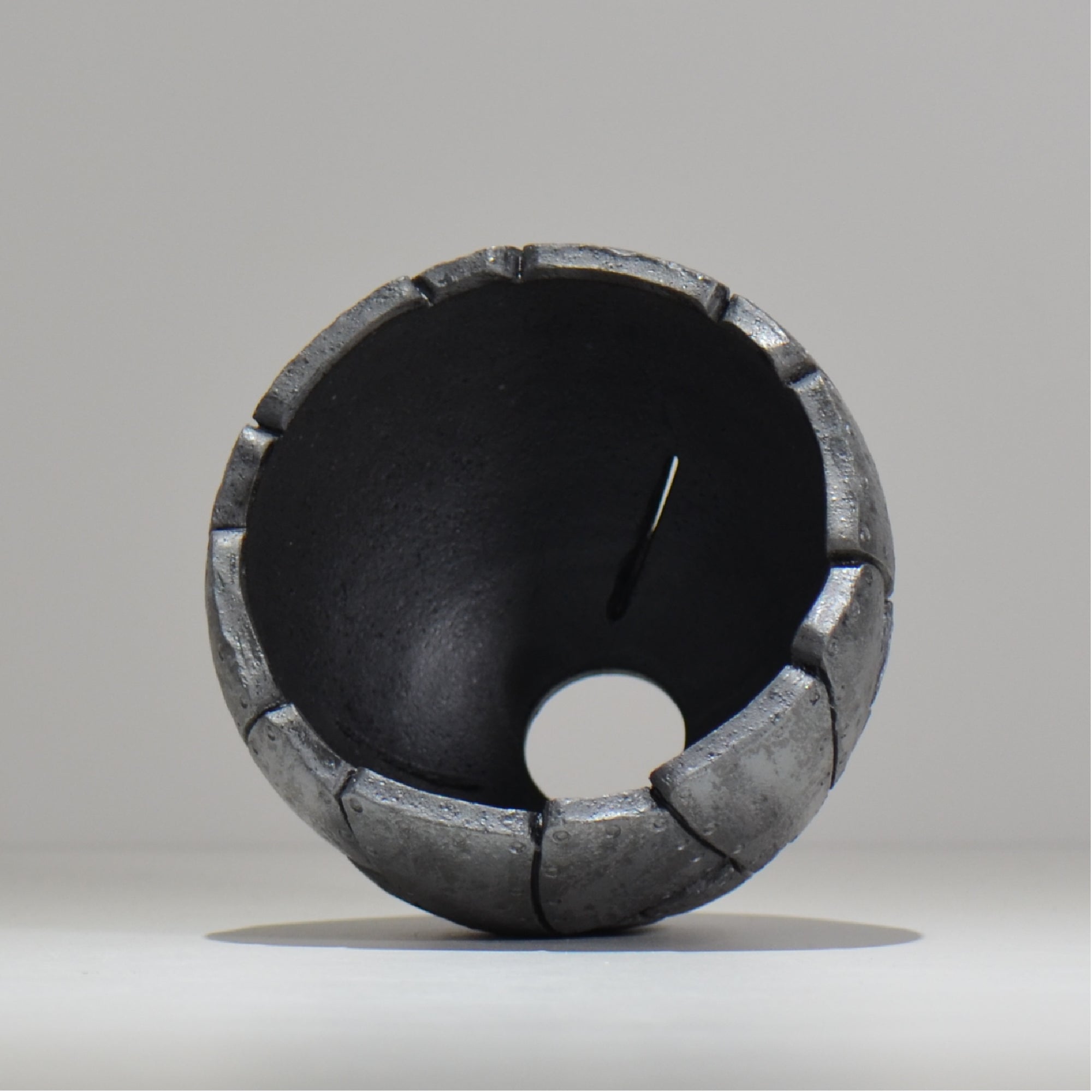 沖誠 / Rivet round 燻し銀彩 / om_irr08_m / 約φ13.5cm  / 植木鉢