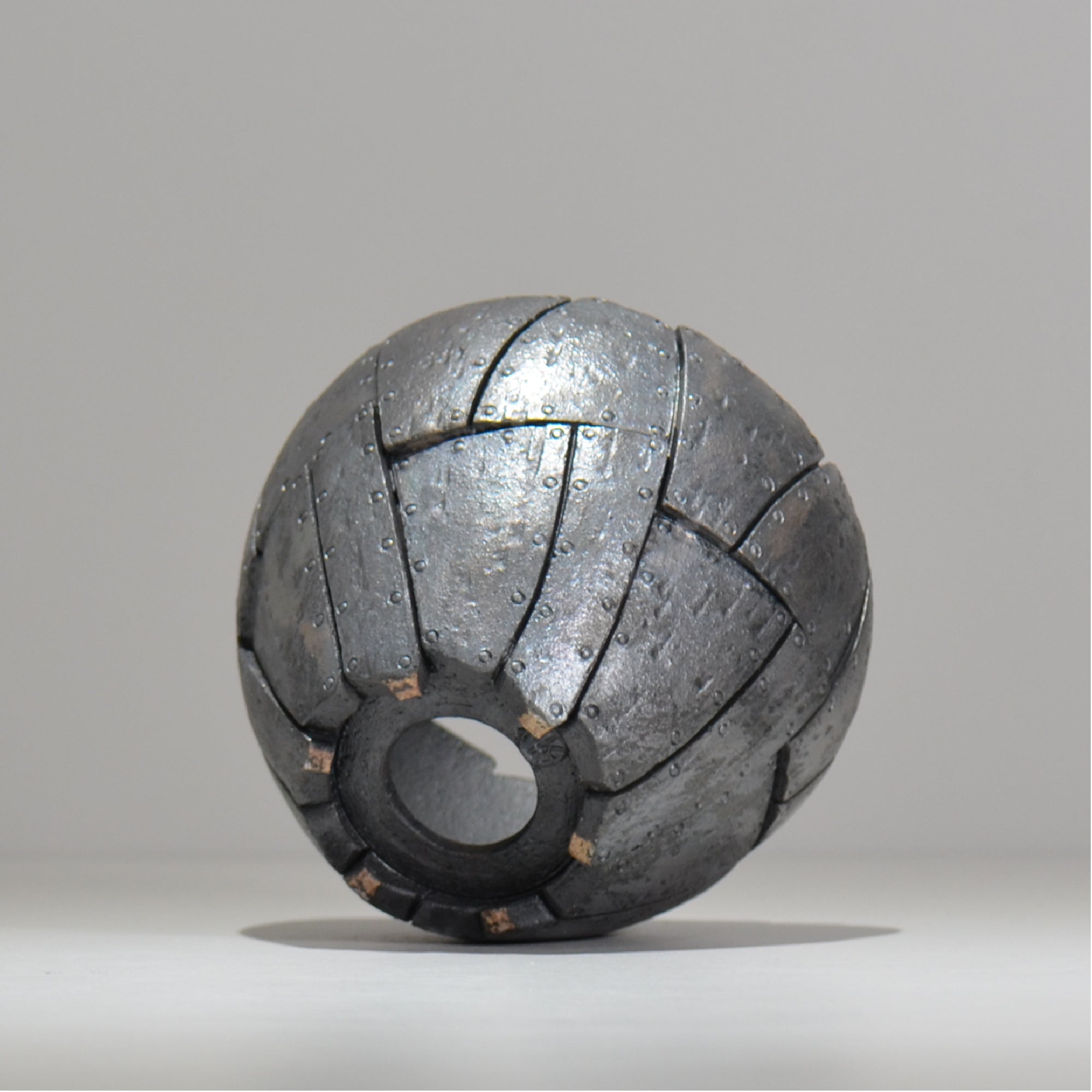 沖誠 / Rivet round 燻し銀彩 / om_irr08_m / 約φ13.5cm  / 植木鉢