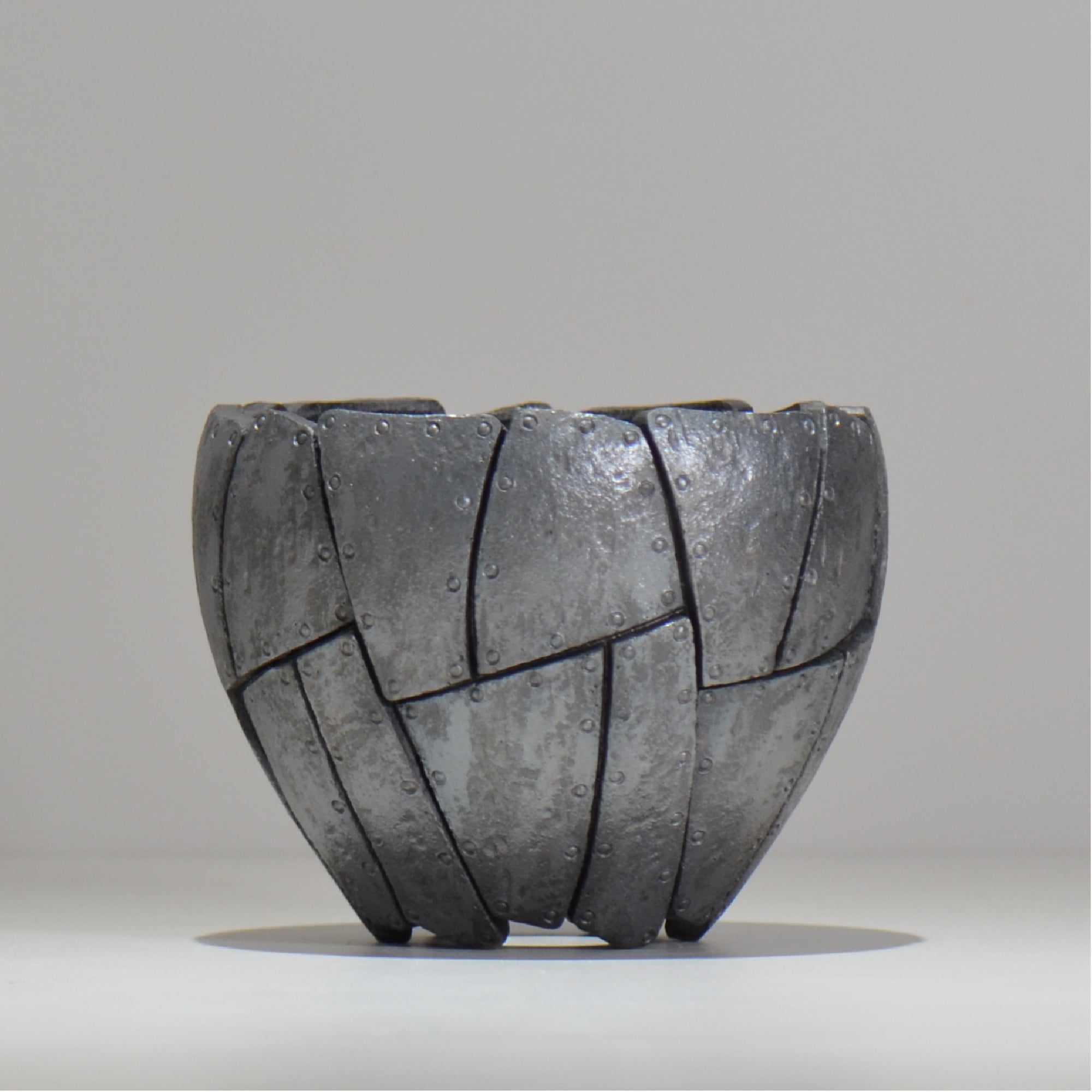 沖誠 / Rivet round 燻し銀彩 / om_irr09_l / 約φ17.5cm  / 植木鉢