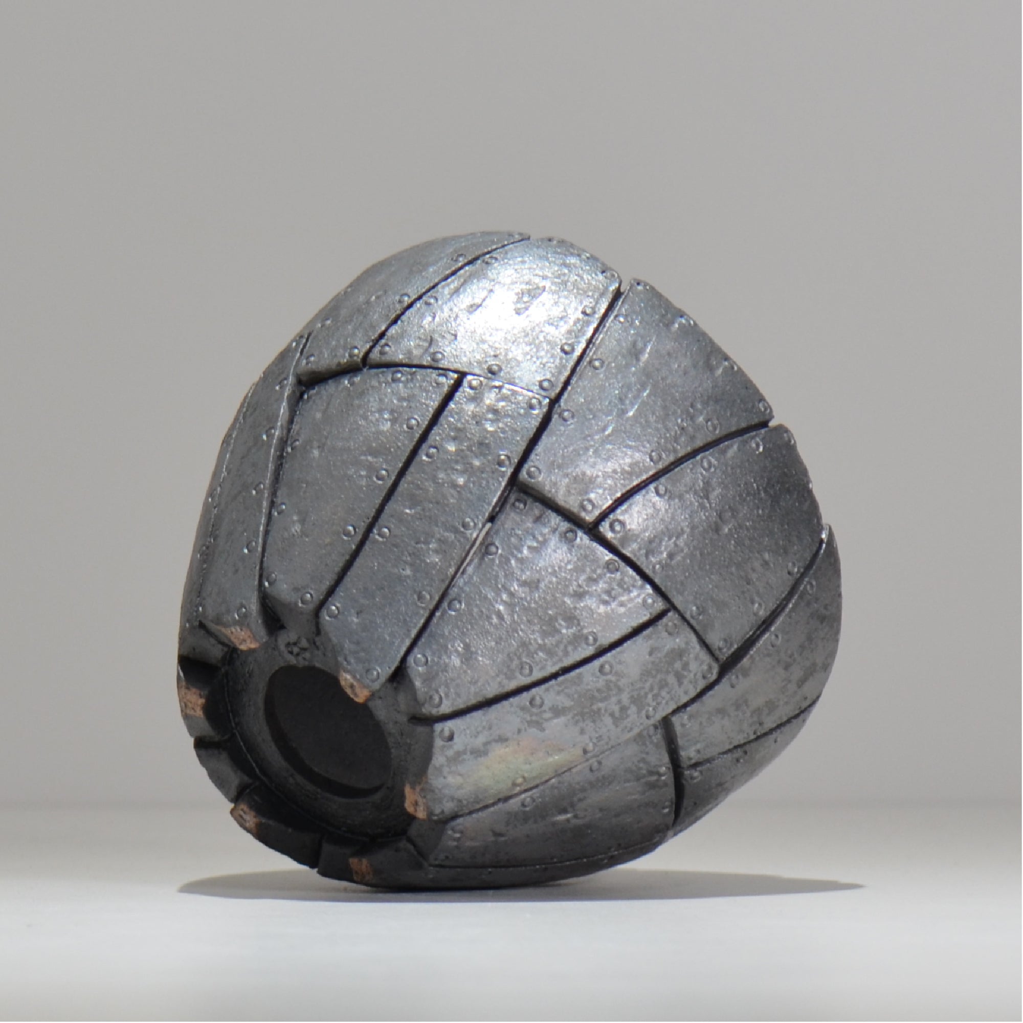 沖誠 / Rivet round 燻し銀彩 / om_irr09_l / 約φ17.5cm  / 植木鉢