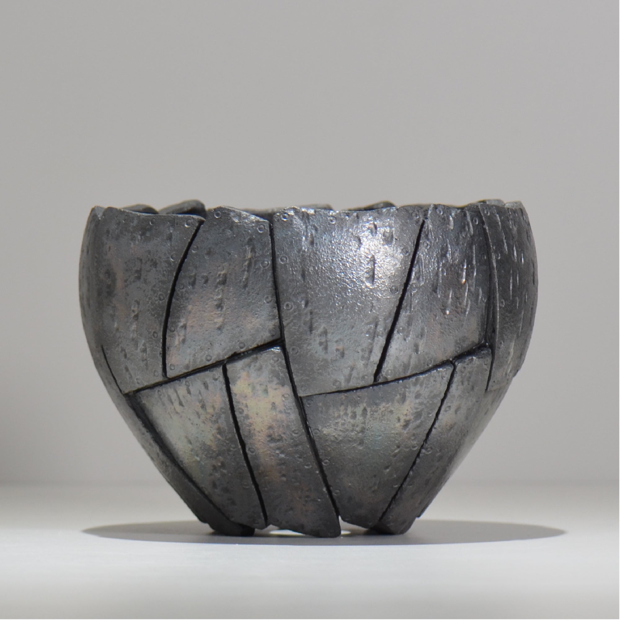 沖誠 / Rivet round 燻し銀彩  / om_irr10_l / 約φ16.5cm  / 植木鉢