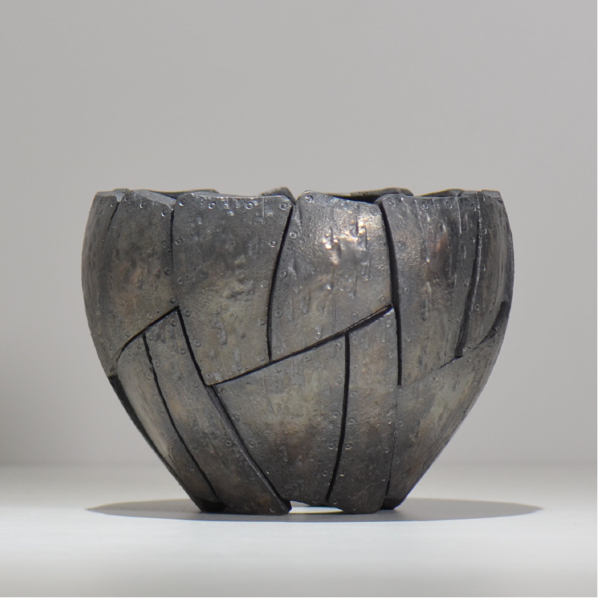 沖誠 / Rivet round 燻し銀彩  / om_irr10_l / 約φ16.5cm  / 植木鉢