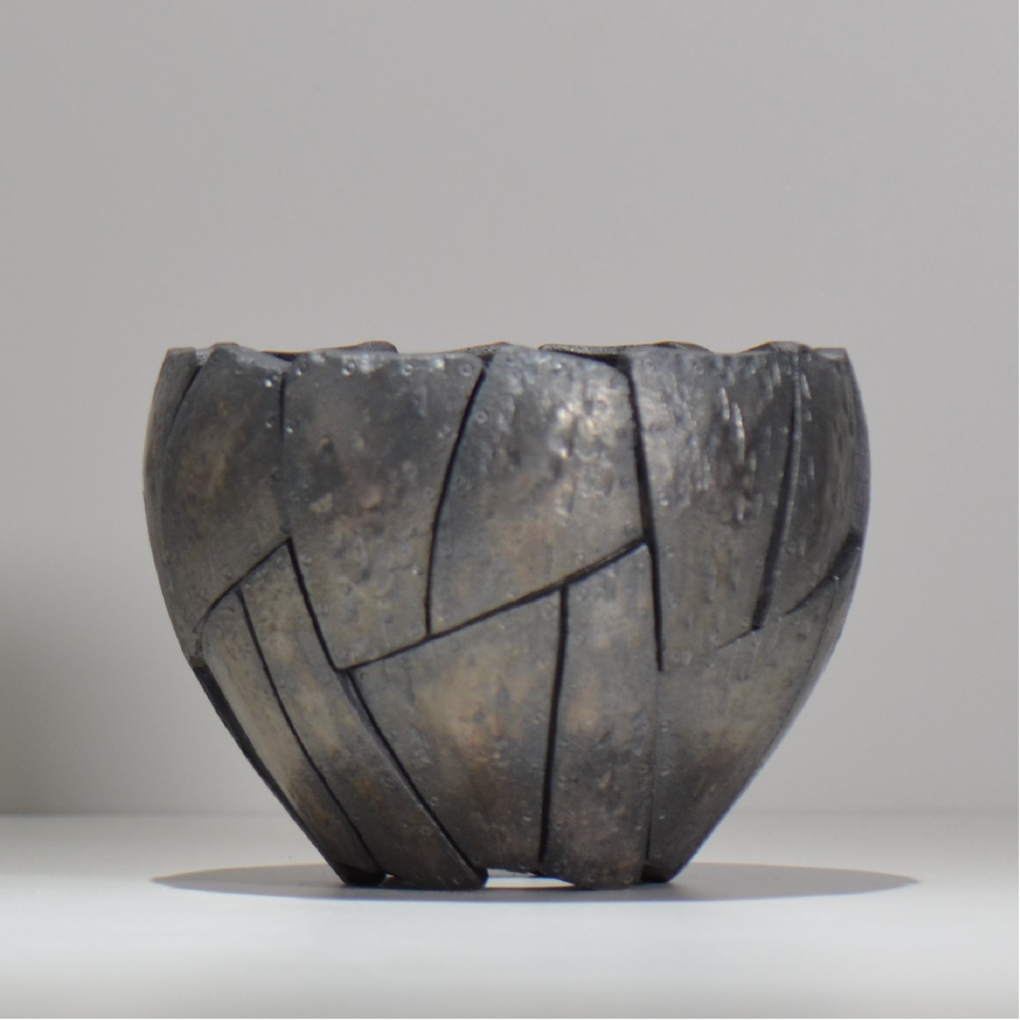 沖誠 / Rivet round 燻し銀彩  / om_irr10_l / 約φ16.5cm  / 植木鉢