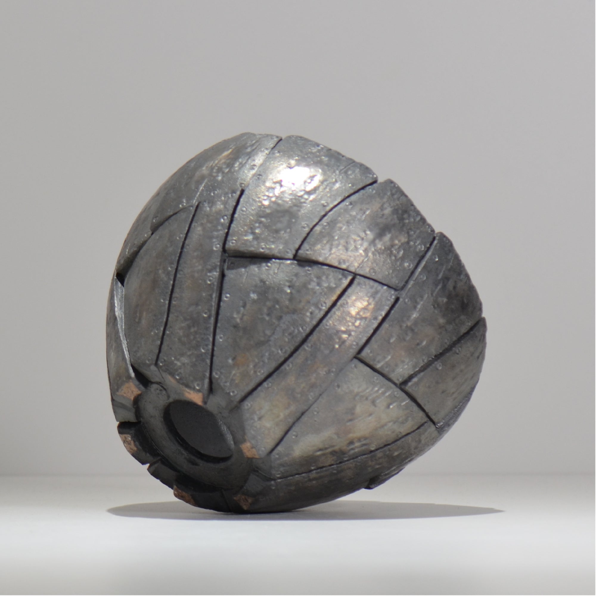 沖誠 / Rivet round 燻し銀彩  / om_irr10_l / 約φ16.5cm  / 植木鉢