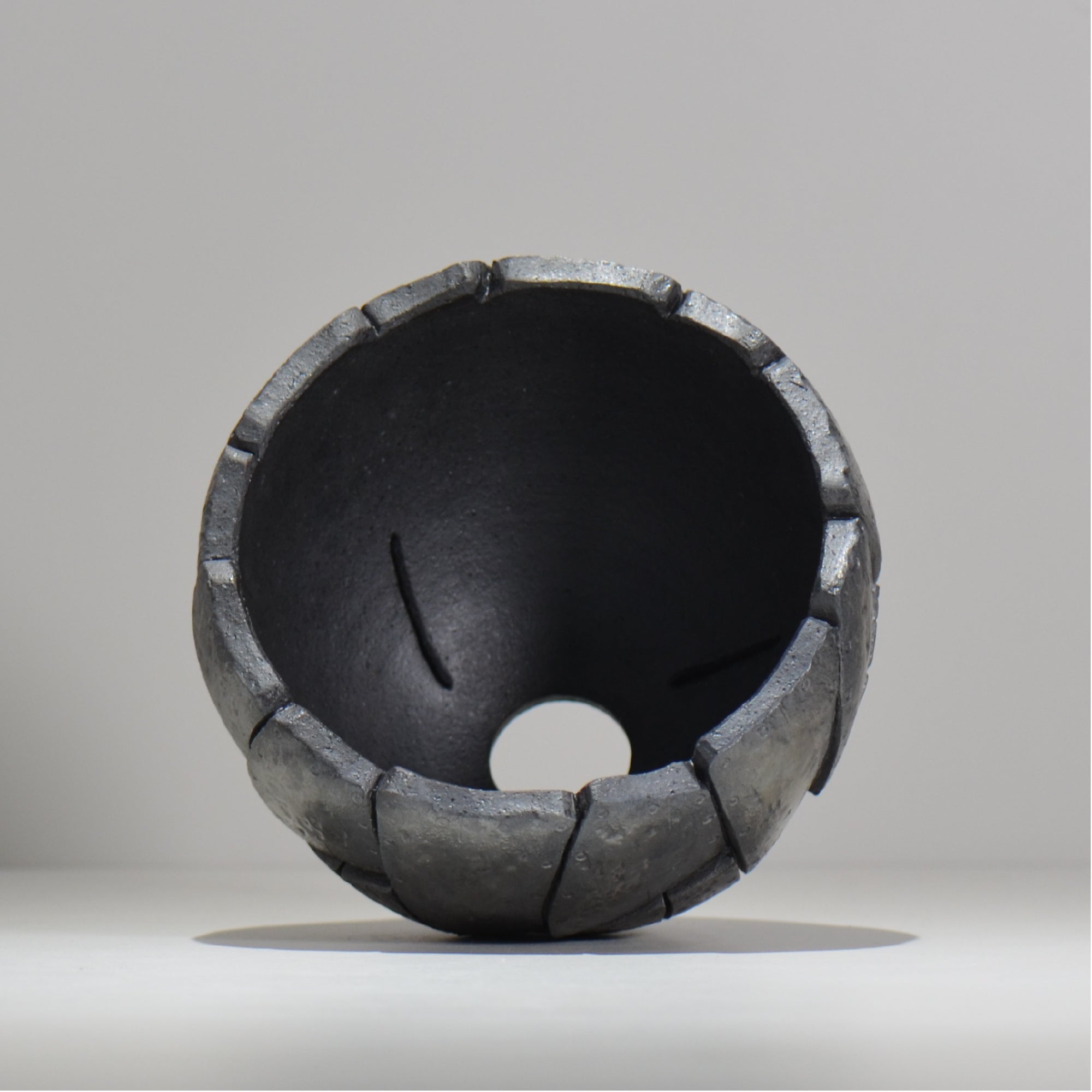 沖誠 / Rivet round 燻し銀彩  / om_irr10_l / 約φ16.5cm  / 植木鉢